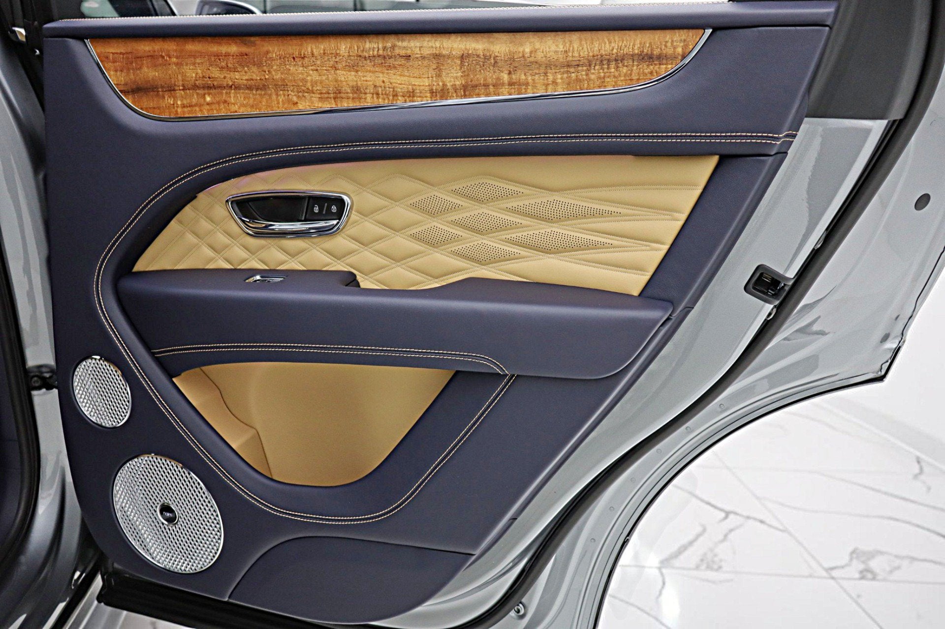 2025 Bentley Bentayga Azure V8/LEASE OPTIONS AVAILABLE