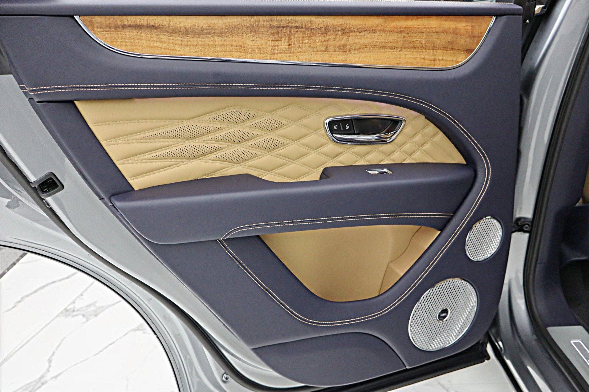 2025 Bentley Bentayga Azure V8/LEASE OPTIONS AVAILABLE