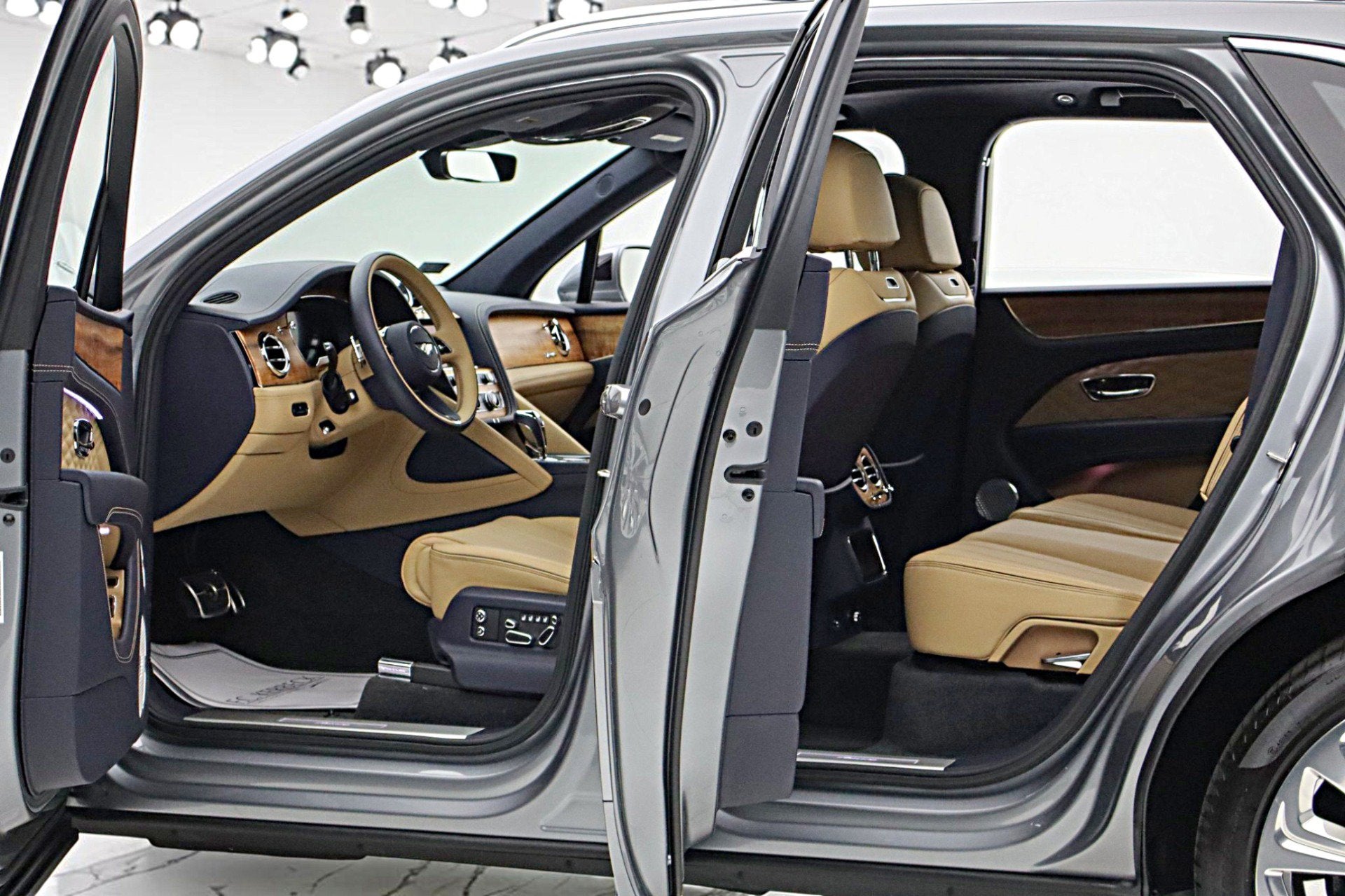 2025 Bentley Bentayga Azure V8/LEASE OPTIONS AVAILABLE