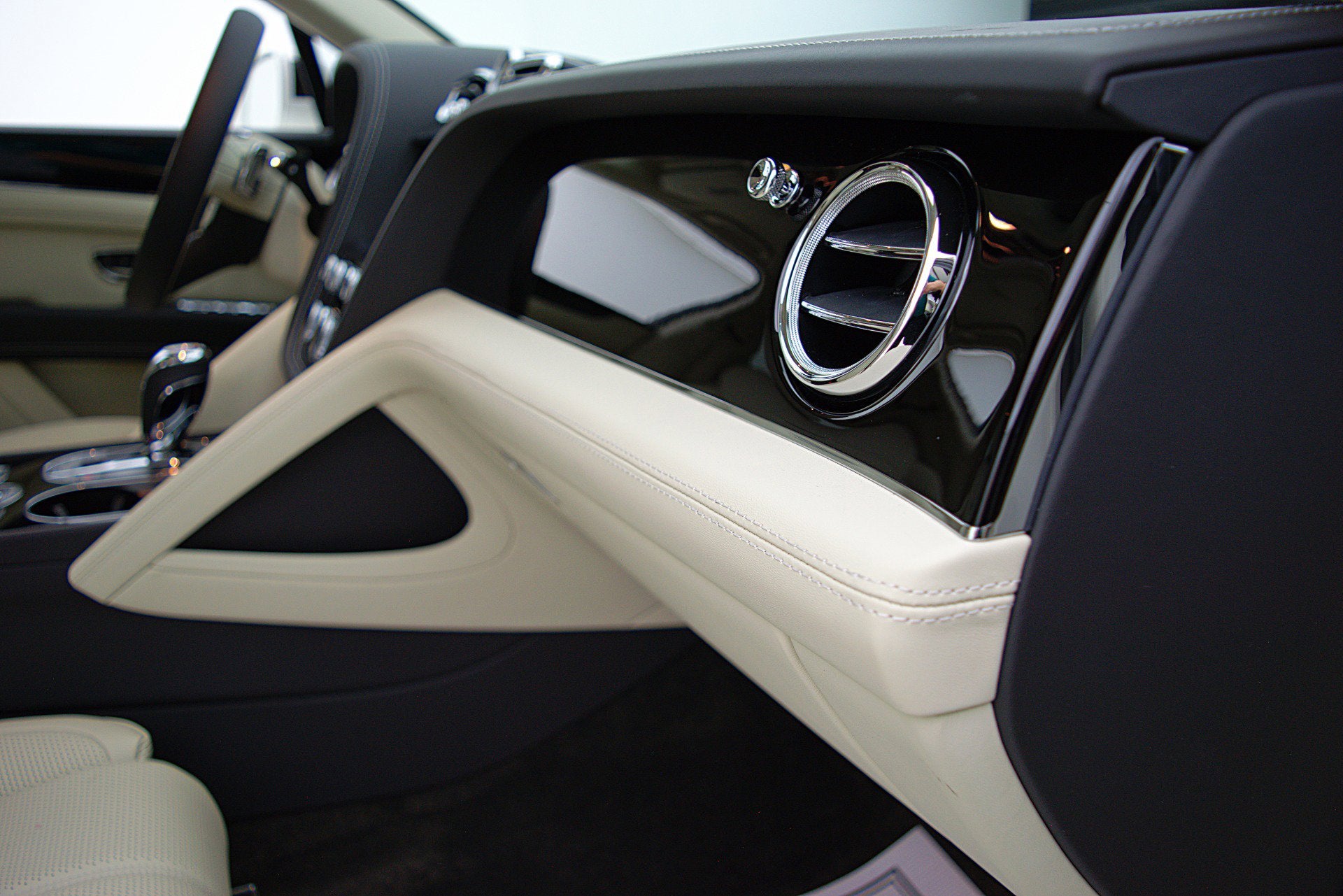 2023 Bentley Bentayga EWB V8/LEASE OPTIONS AVAILABLE