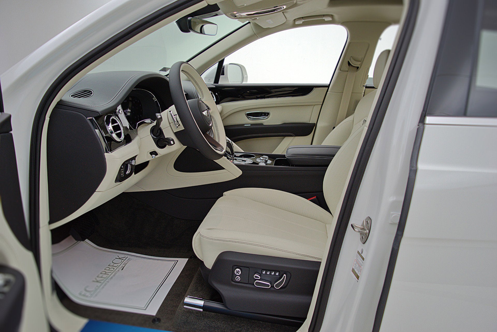 2023 Bentley Bentayga EWB V8/LEASE OPTIONS AVAILABLE