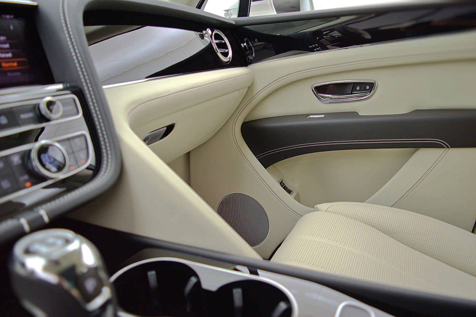 2023 Bentley Bentayga EWB V8/LEASE OPTIONS AVAILABLE