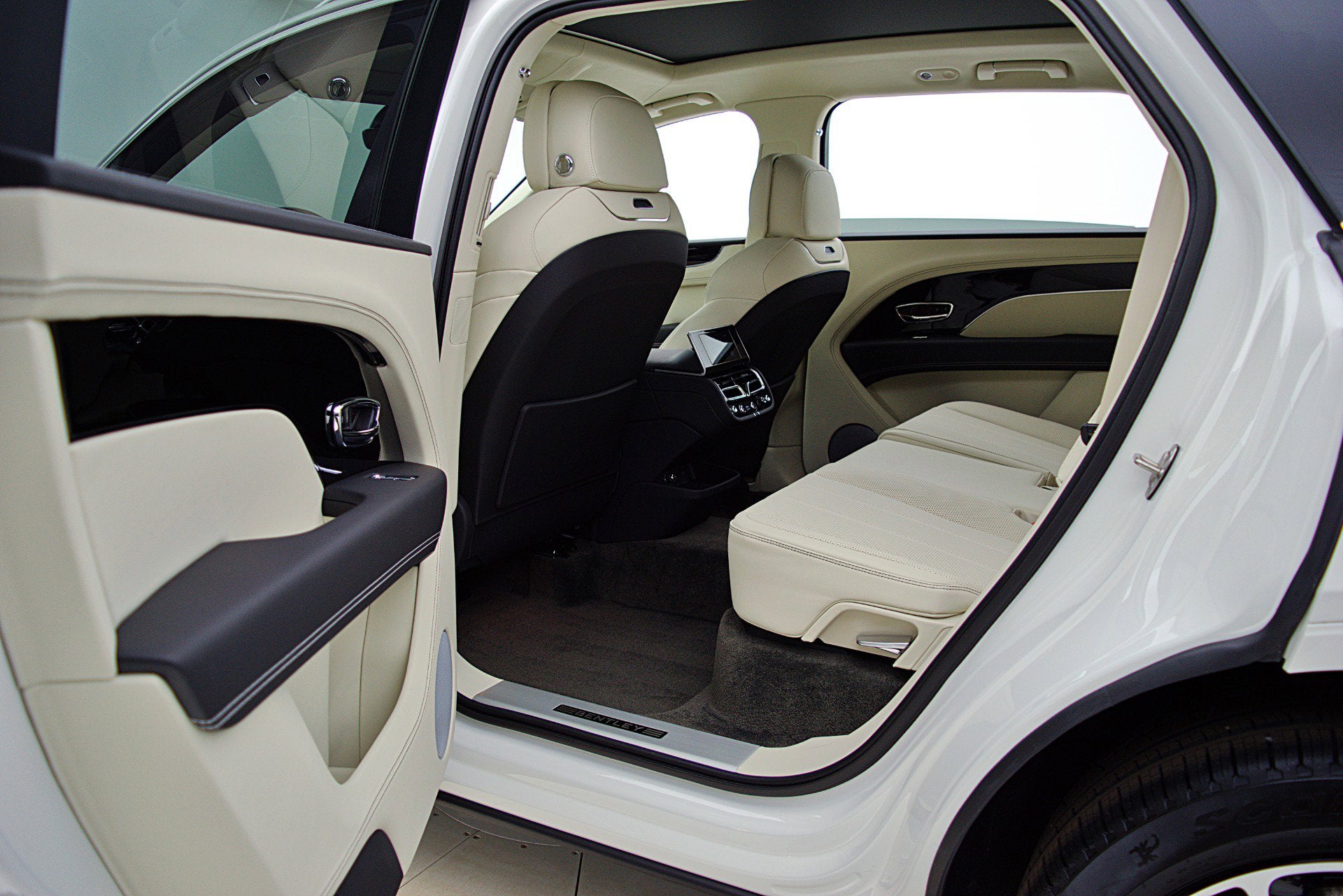 2023 Bentley Bentayga EWB V8/LEASE OPTIONS AVAILABLE