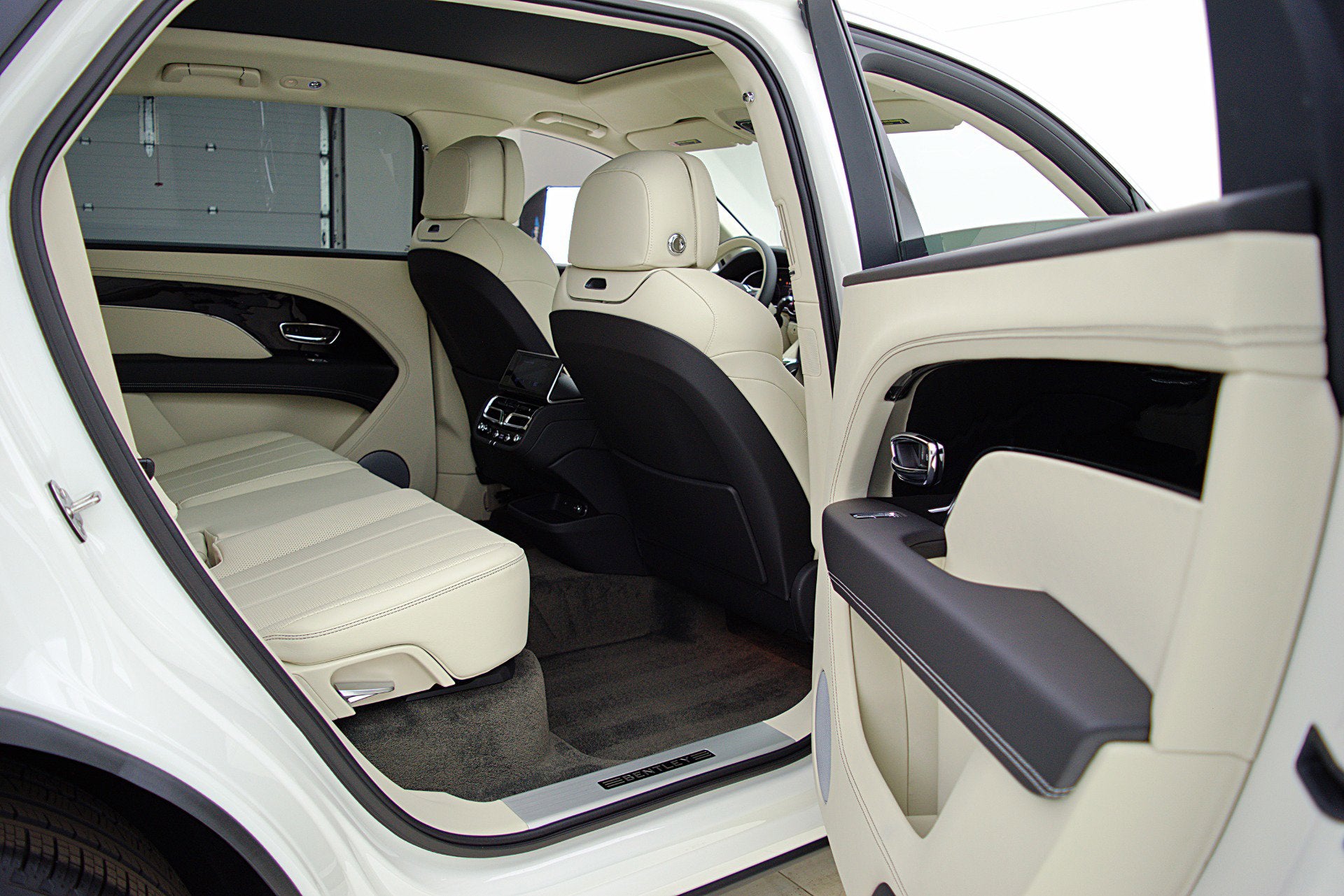 2023 Bentley Bentayga EWB V8/LEASE OPTIONS AVAILABLE