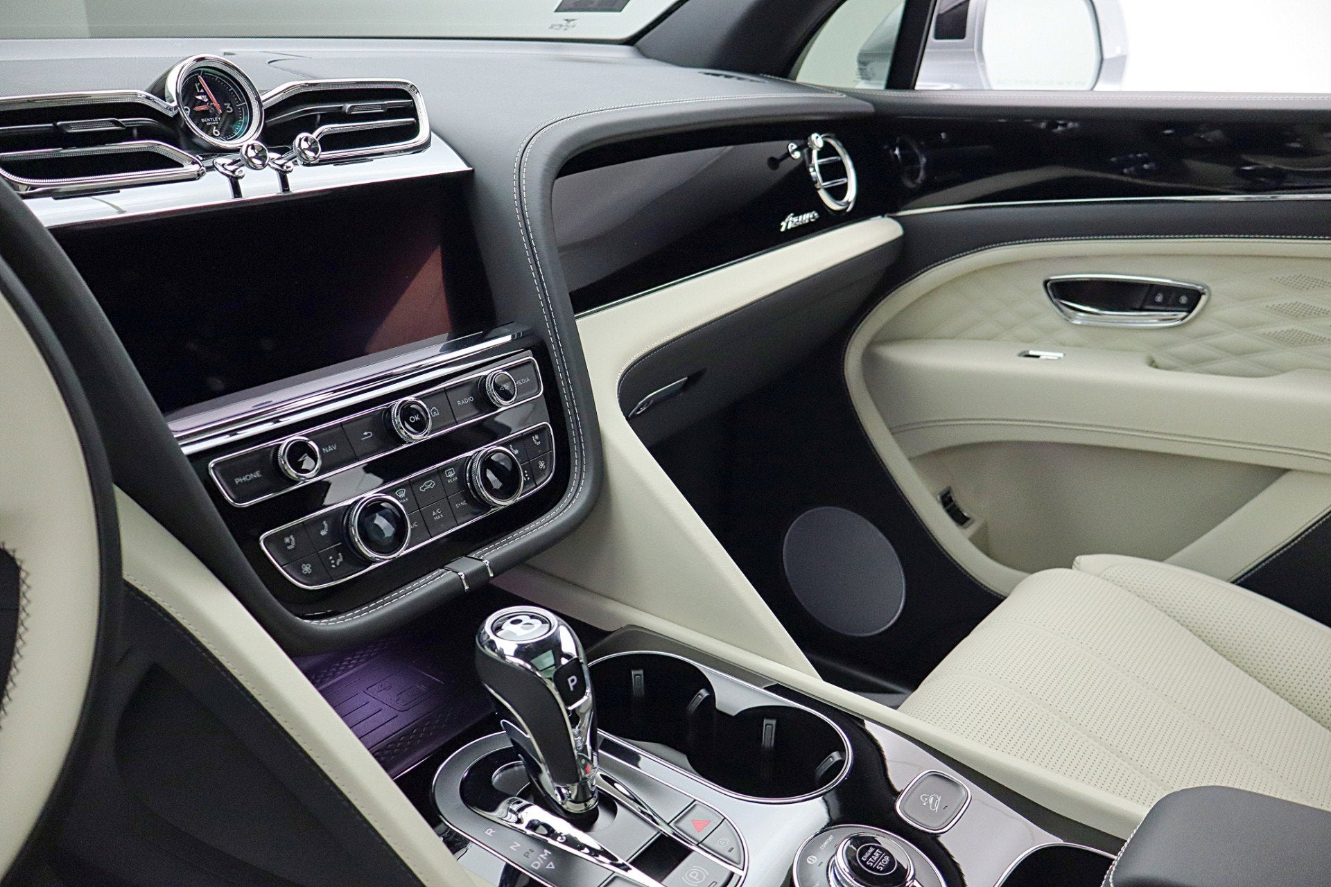 2024 Bentley Bentayga EWB Azure V8/LEASE OPTIONS AVAILABLE