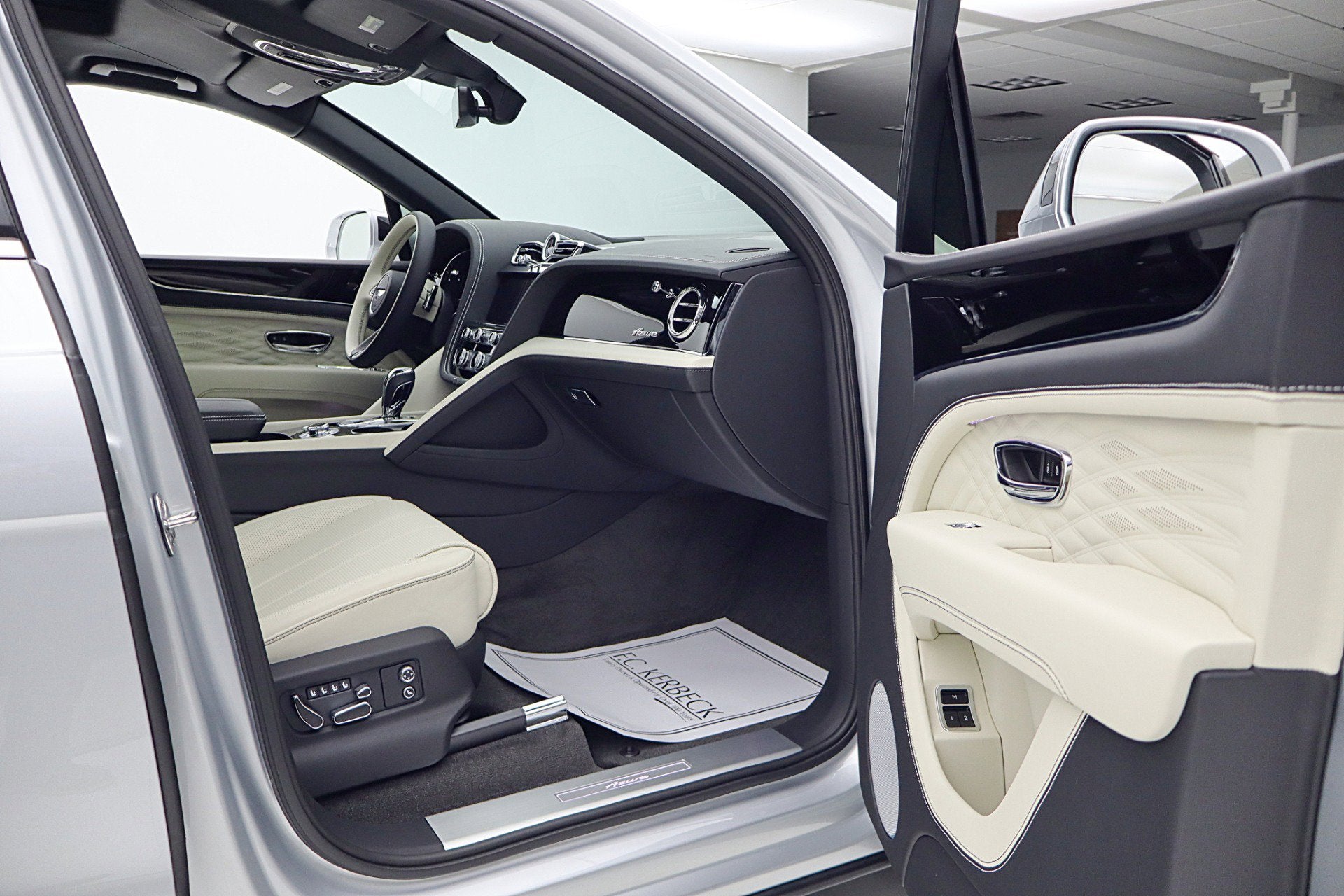 2024 Bentley Bentayga EWB Azure V8/LEASE OPTIONS AVAILABLE