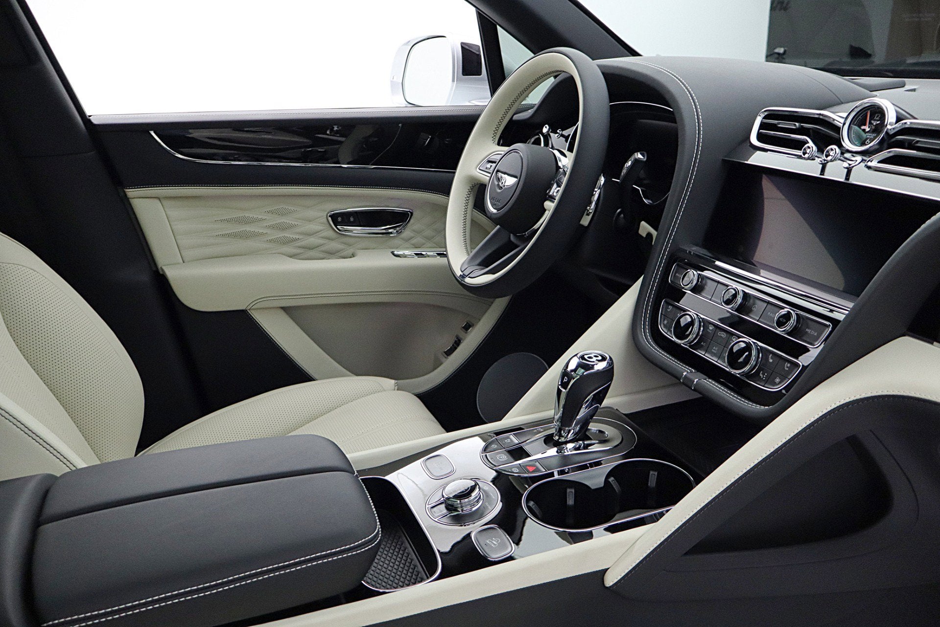 2024 Bentley Bentayga EWB Azure V8/LEASE OPTIONS AVAILABLE