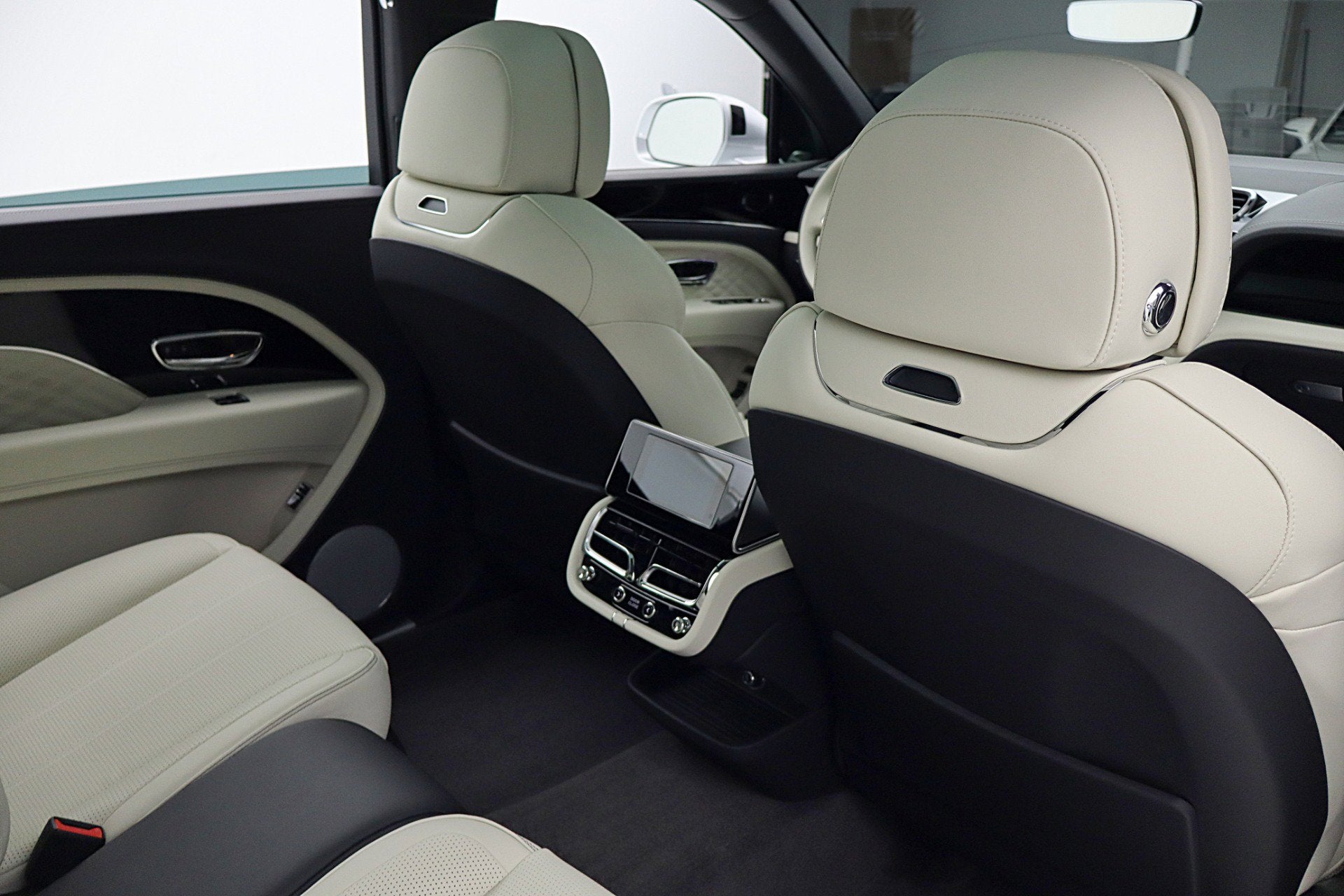 2024 Bentley Bentayga EWB Azure V8/LEASE OPTIONS AVAILABLE