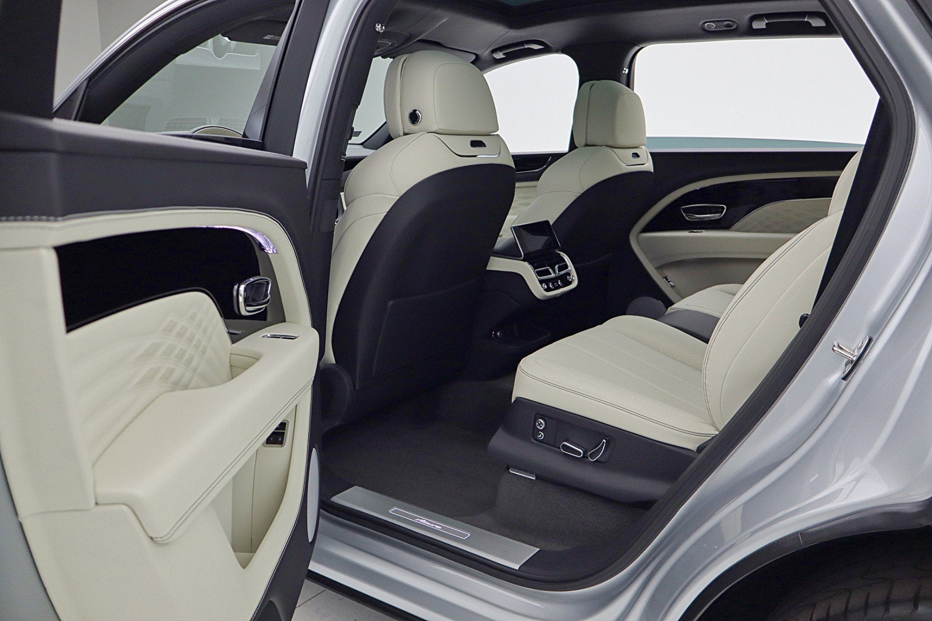 2024 Bentley Bentayga EWB Azure V8/LEASE OPTIONS AVAILABLE