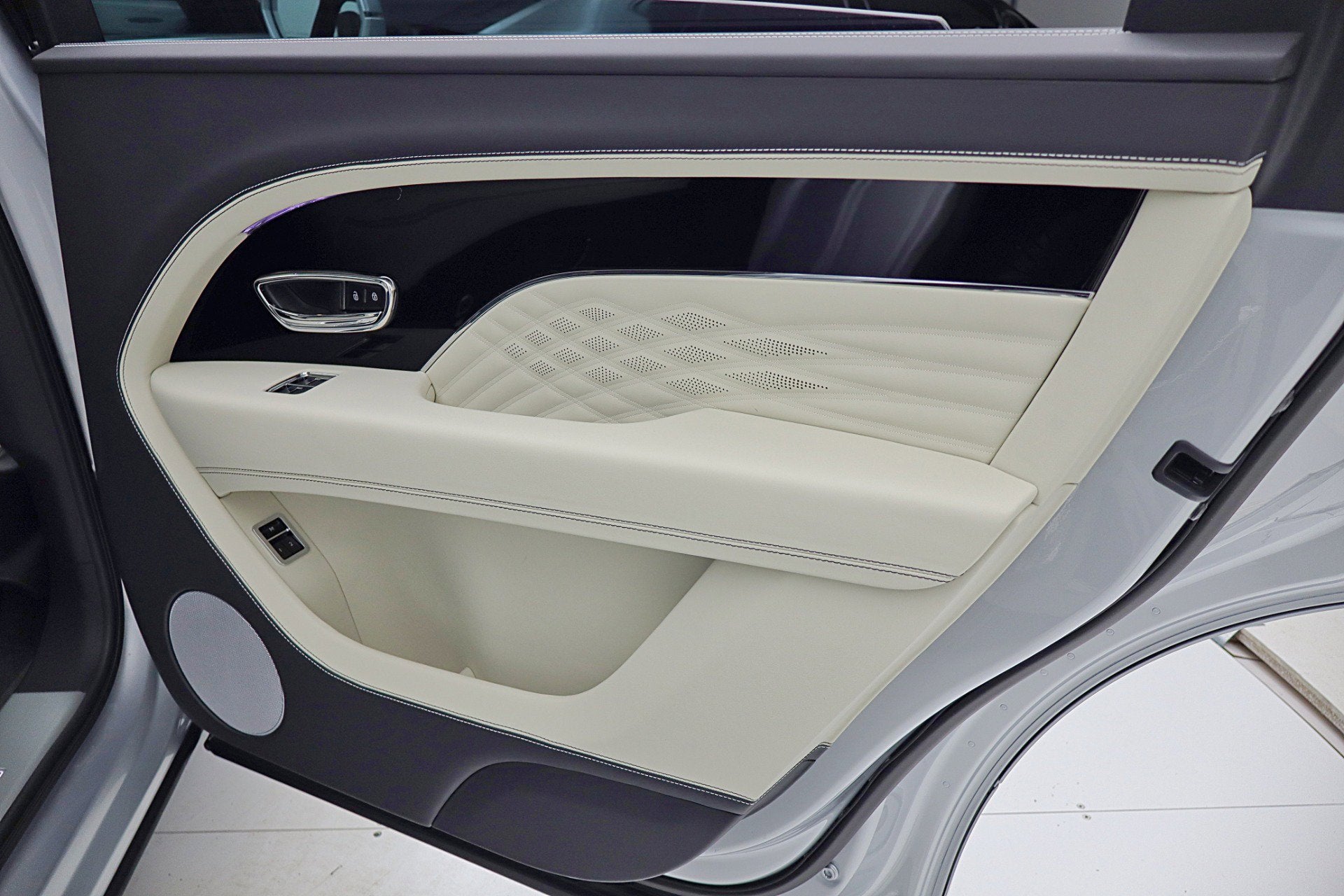 2024 Bentley Bentayga EWB Azure V8/LEASE OPTIONS AVAILABLE