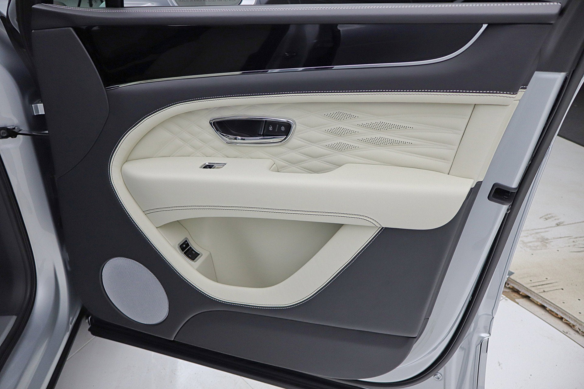 2024 Bentley Bentayga EWB Azure V8/LEASE OPTIONS AVAILABLE