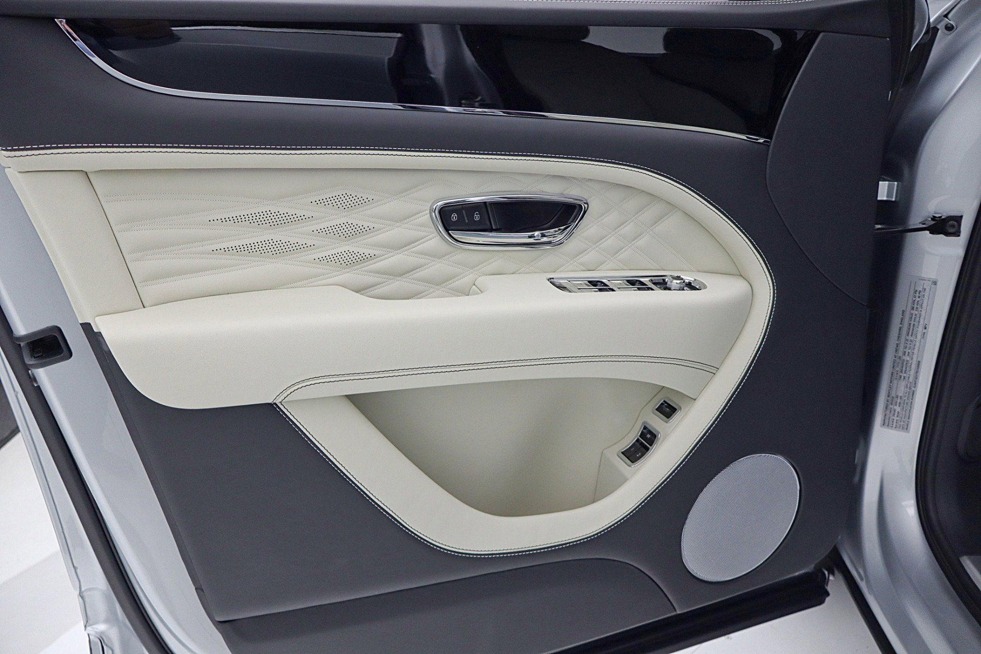 2024 Bentley Bentayga EWB Azure V8/LEASE OPTIONS AVAILABLE