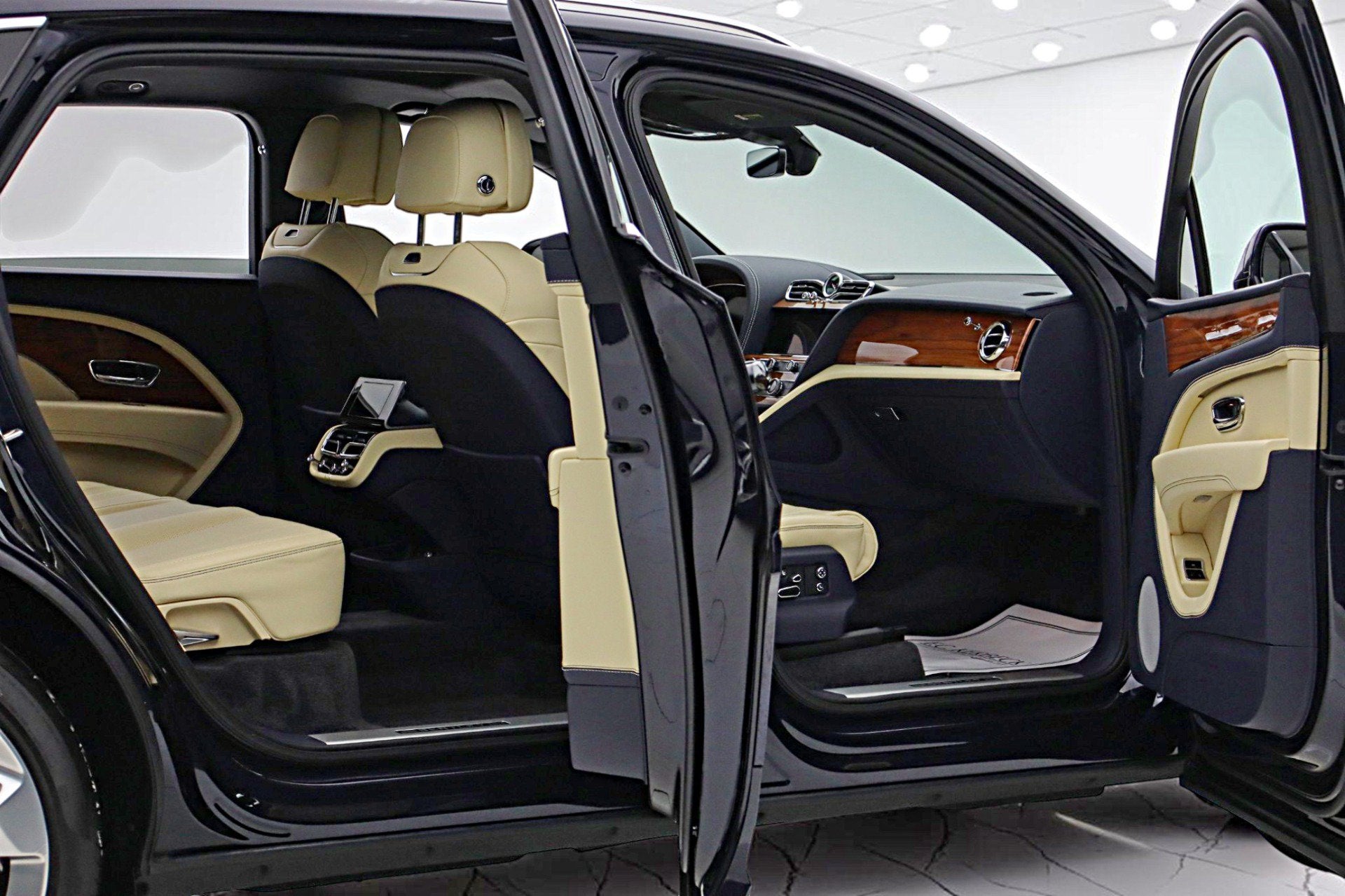 2023 Bentley Bentayga EWB V8