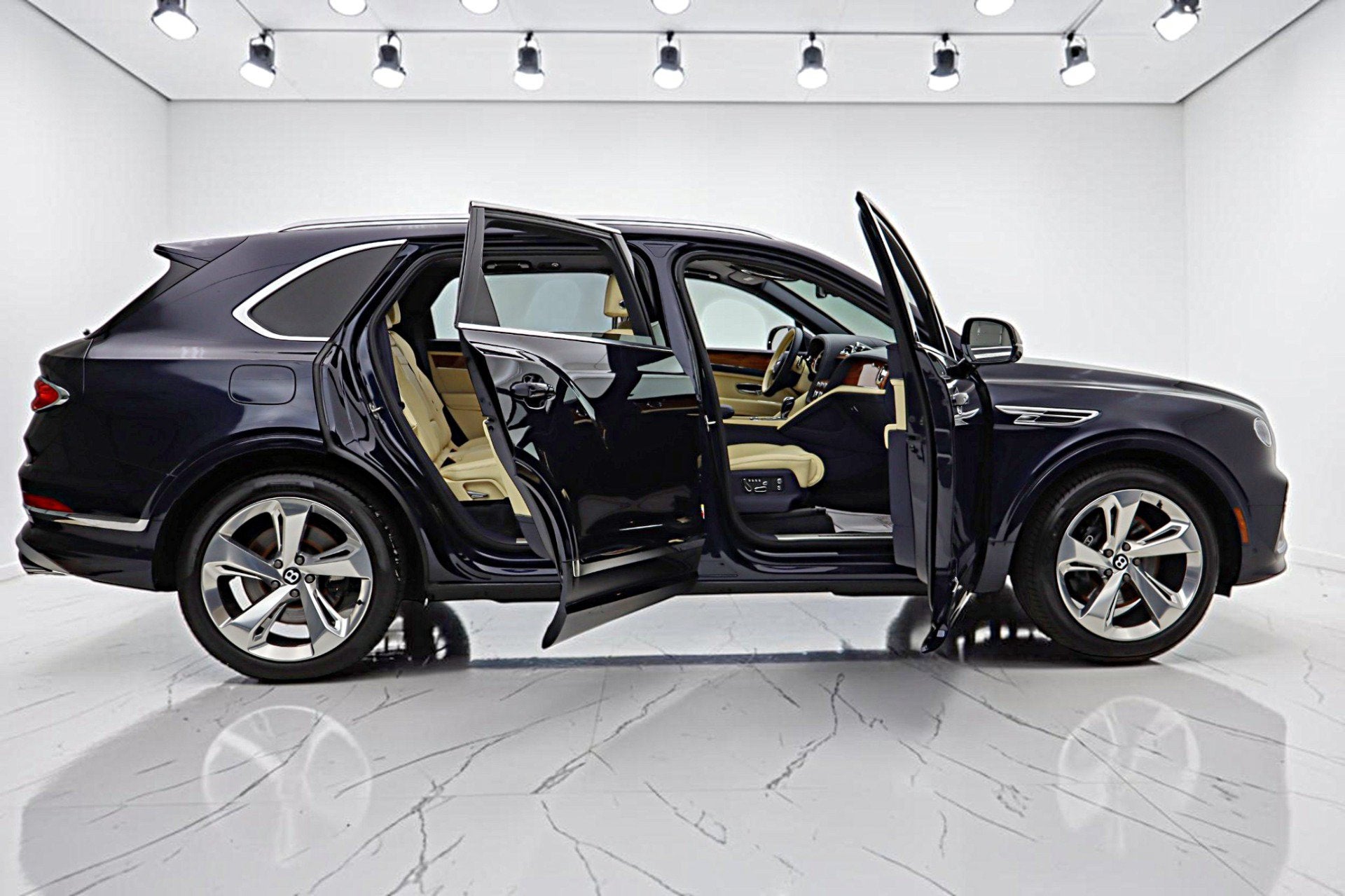 2023 Bentley Bentayga EWB V8