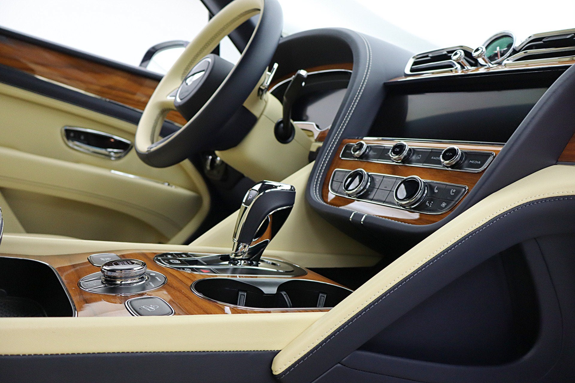 2023 Bentley Bentayga EWB V8