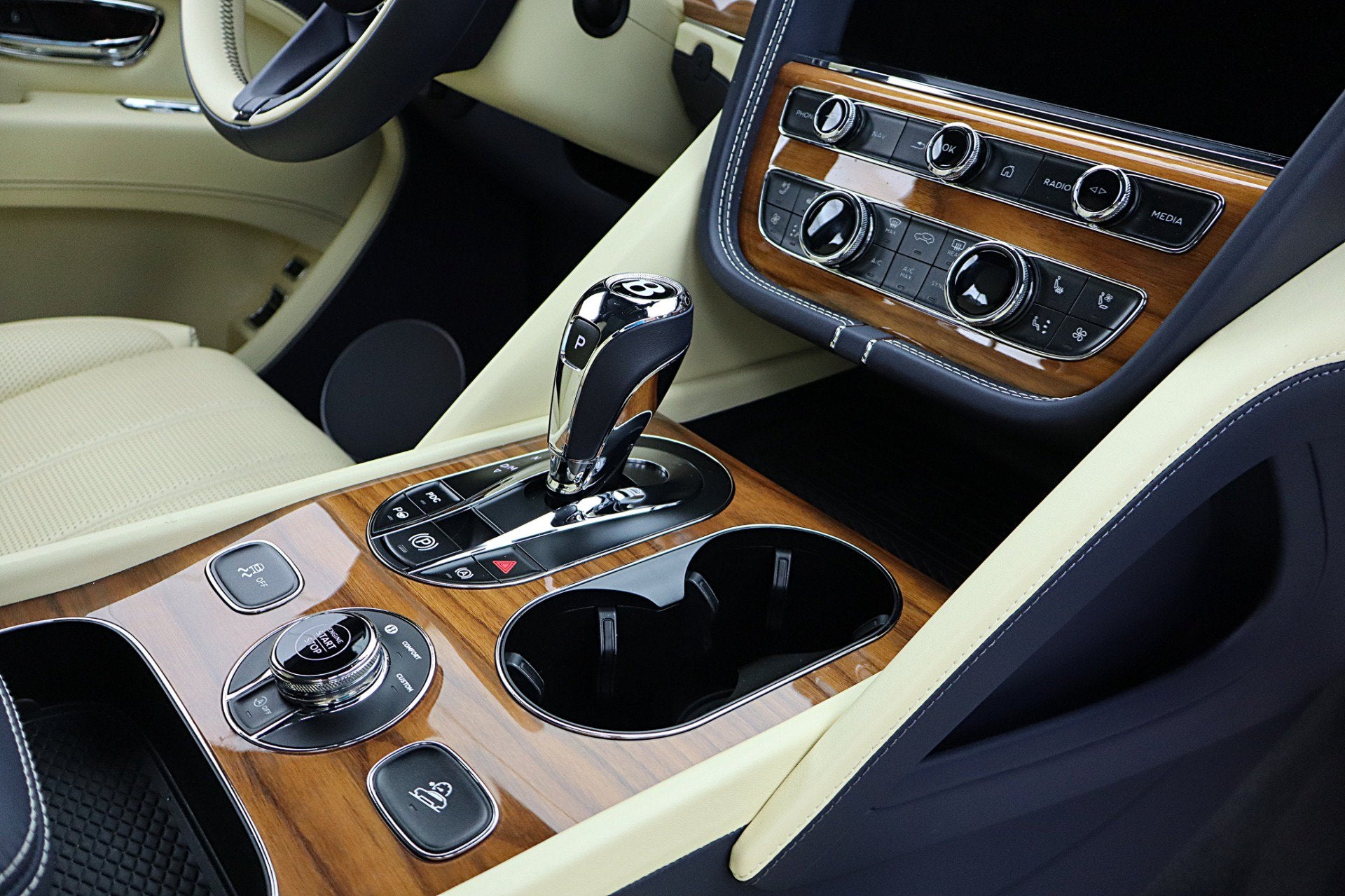 2023 Bentley Bentayga EWB V8