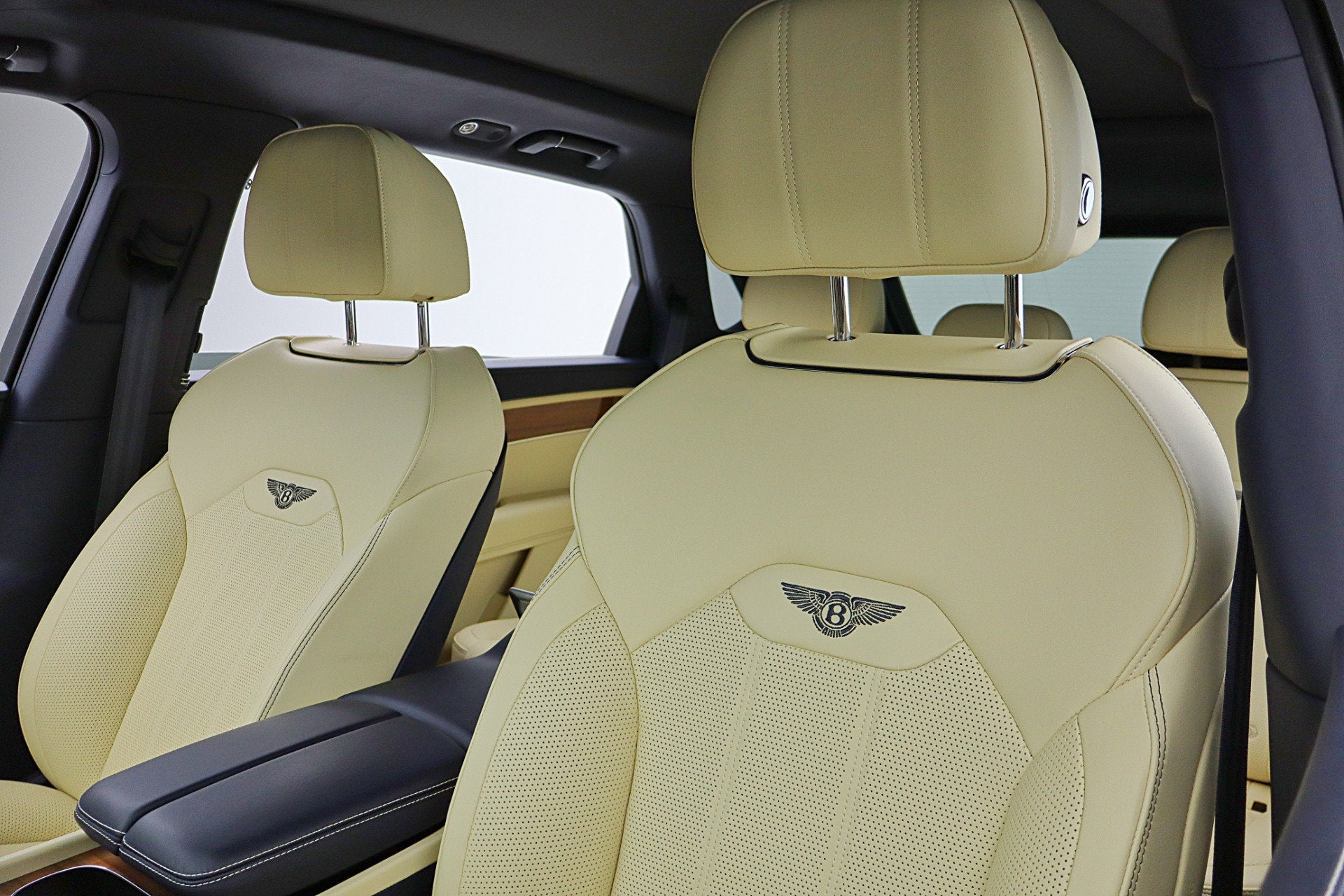 2023 Bentley Bentayga EWB V8