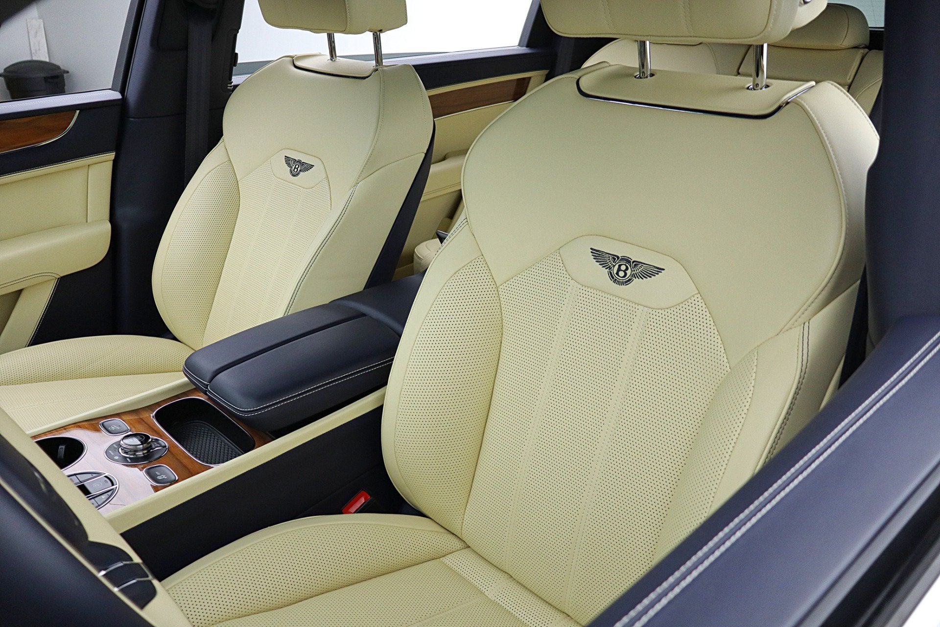 2023 Bentley Bentayga EWB V8