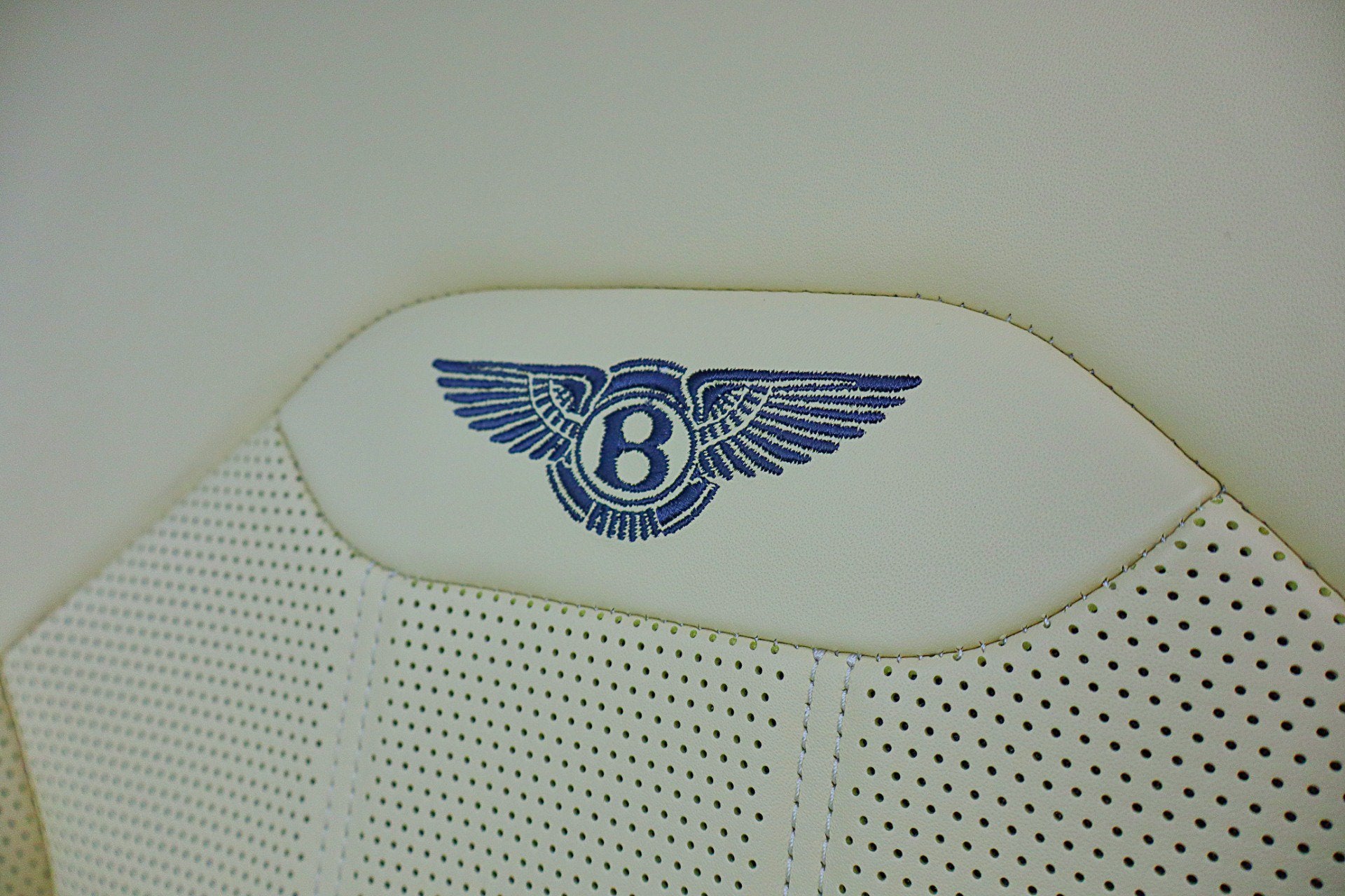 2023 Bentley Bentayga EWB V8
