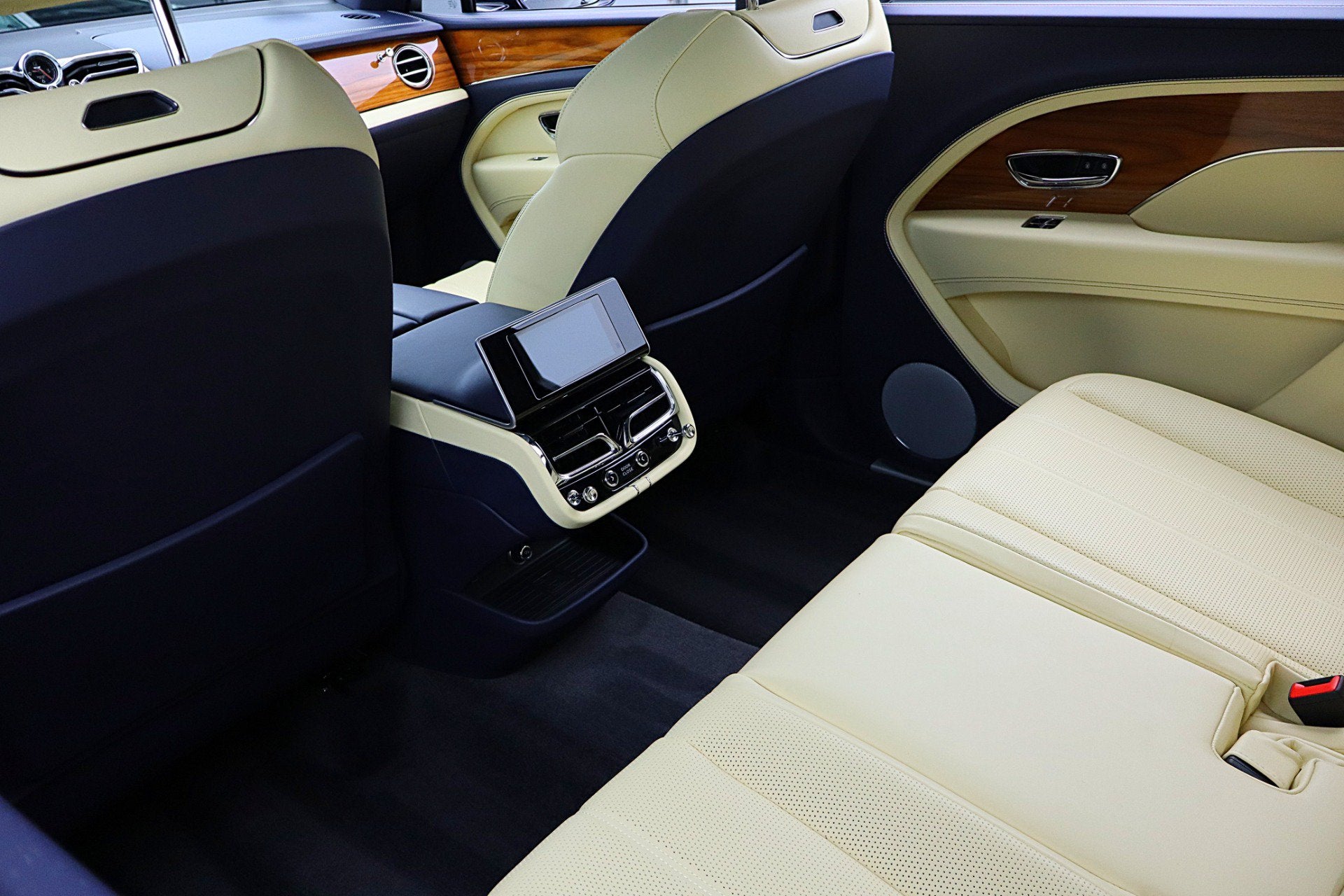 2023 Bentley Bentayga EWB V8
