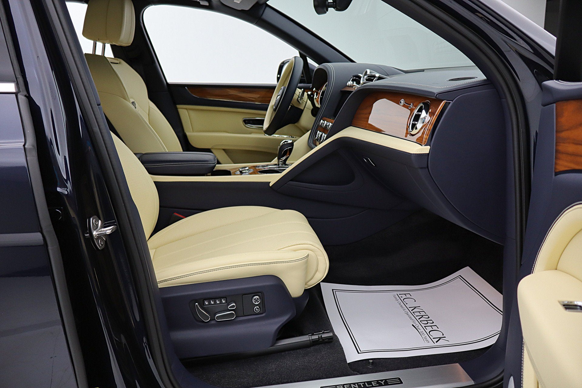 2023 Bentley Bentayga EWB V8