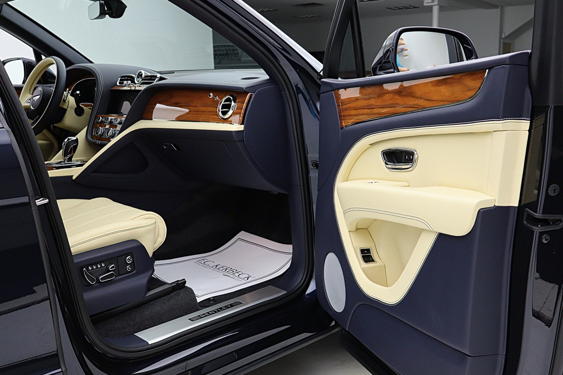 2023 Bentley Bentayga EWB V8