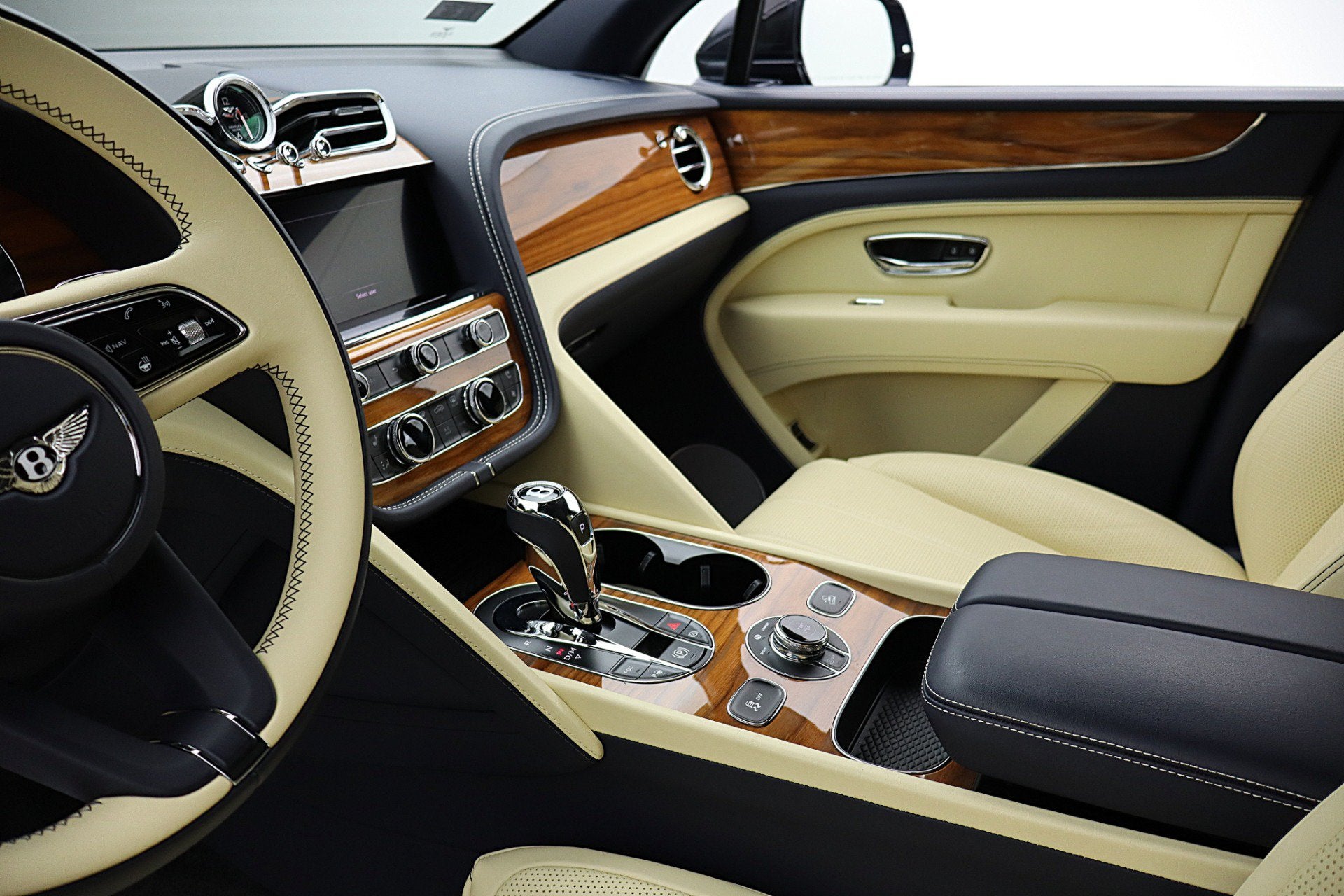 2023 Bentley Bentayga EWB V8