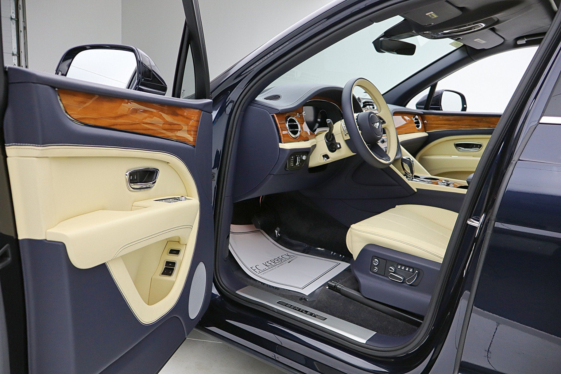 2023 Bentley Bentayga EWB V8