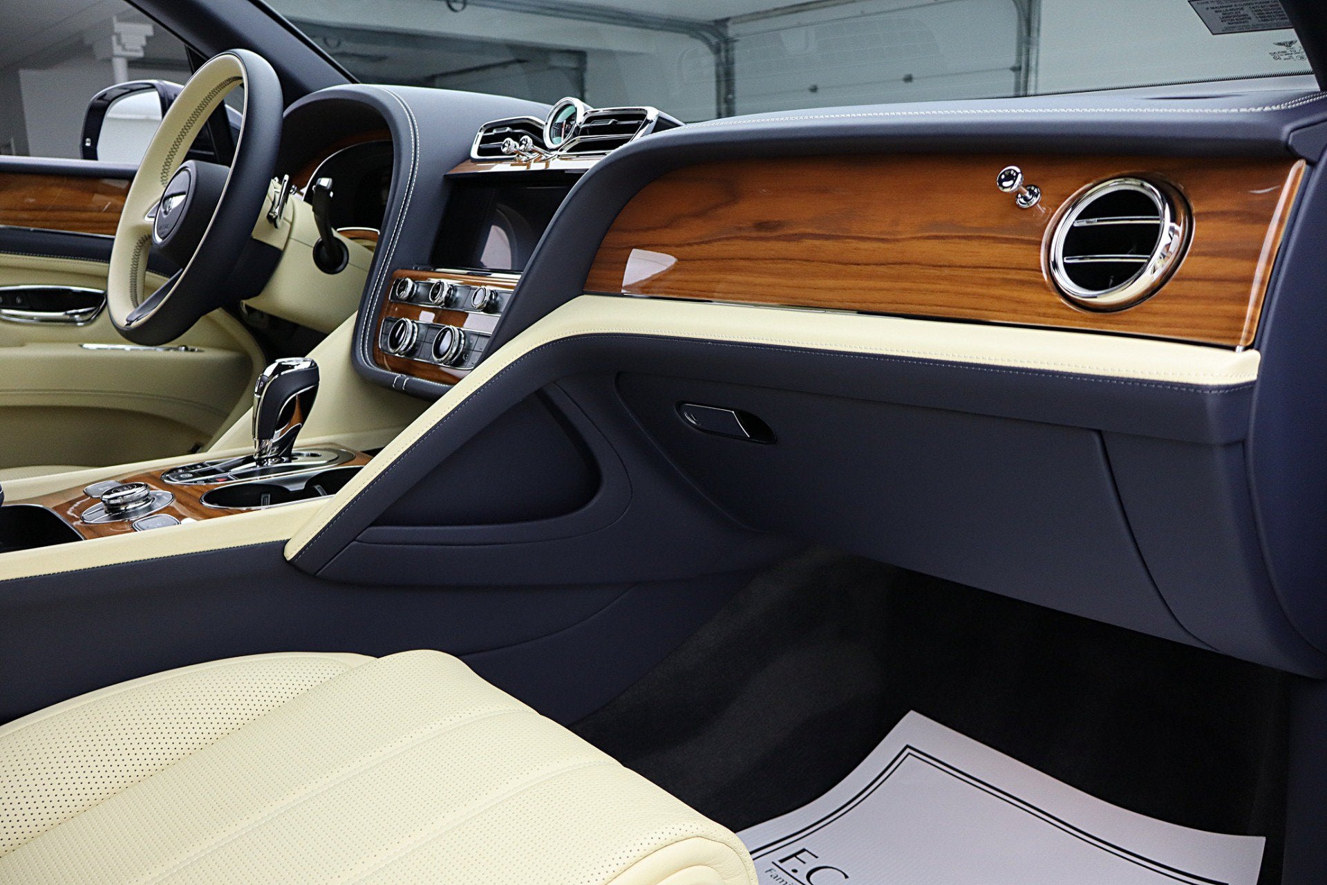 2023 Bentley Bentayga EWB V8