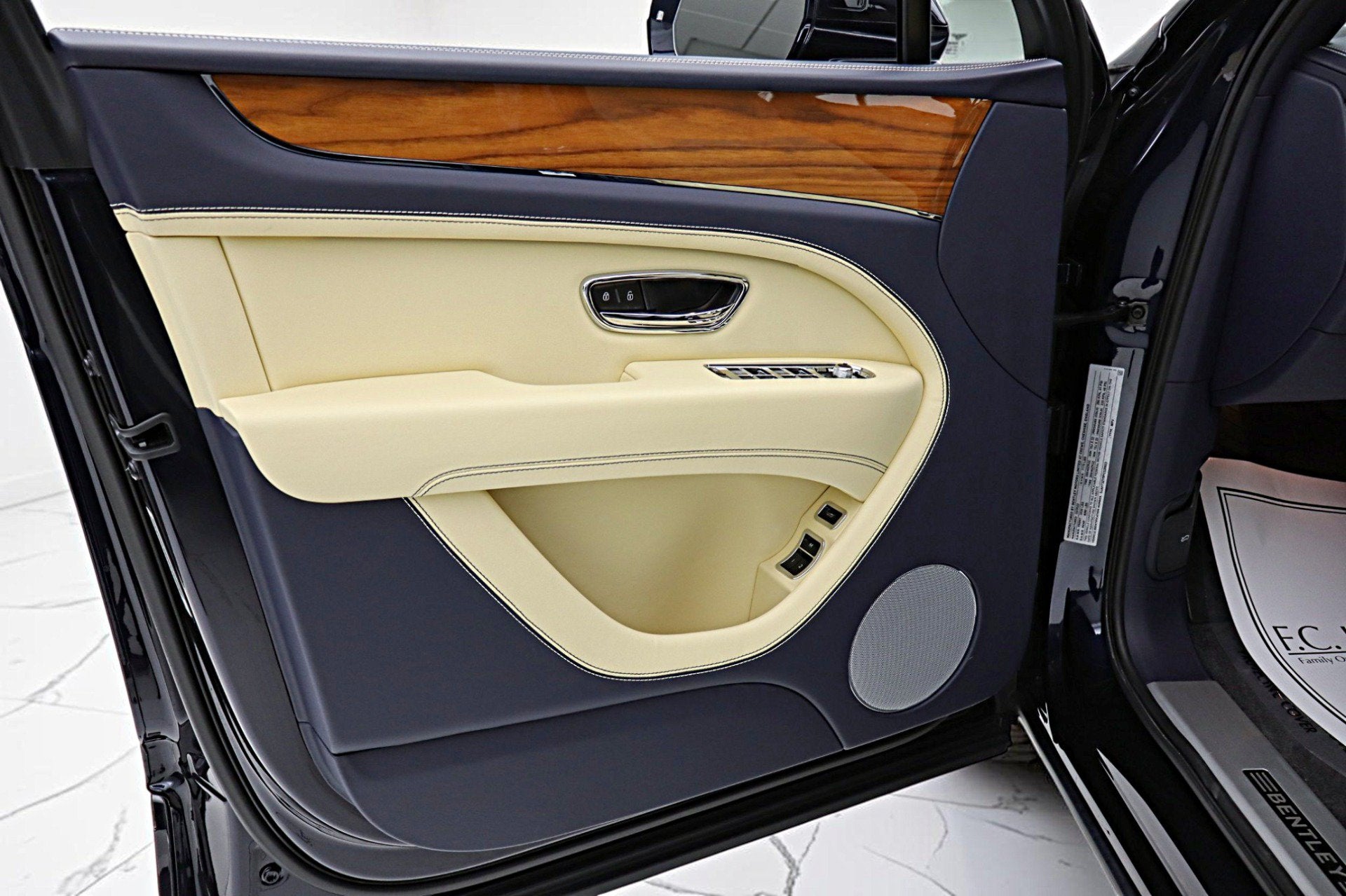 2023 Bentley Bentayga EWB V8