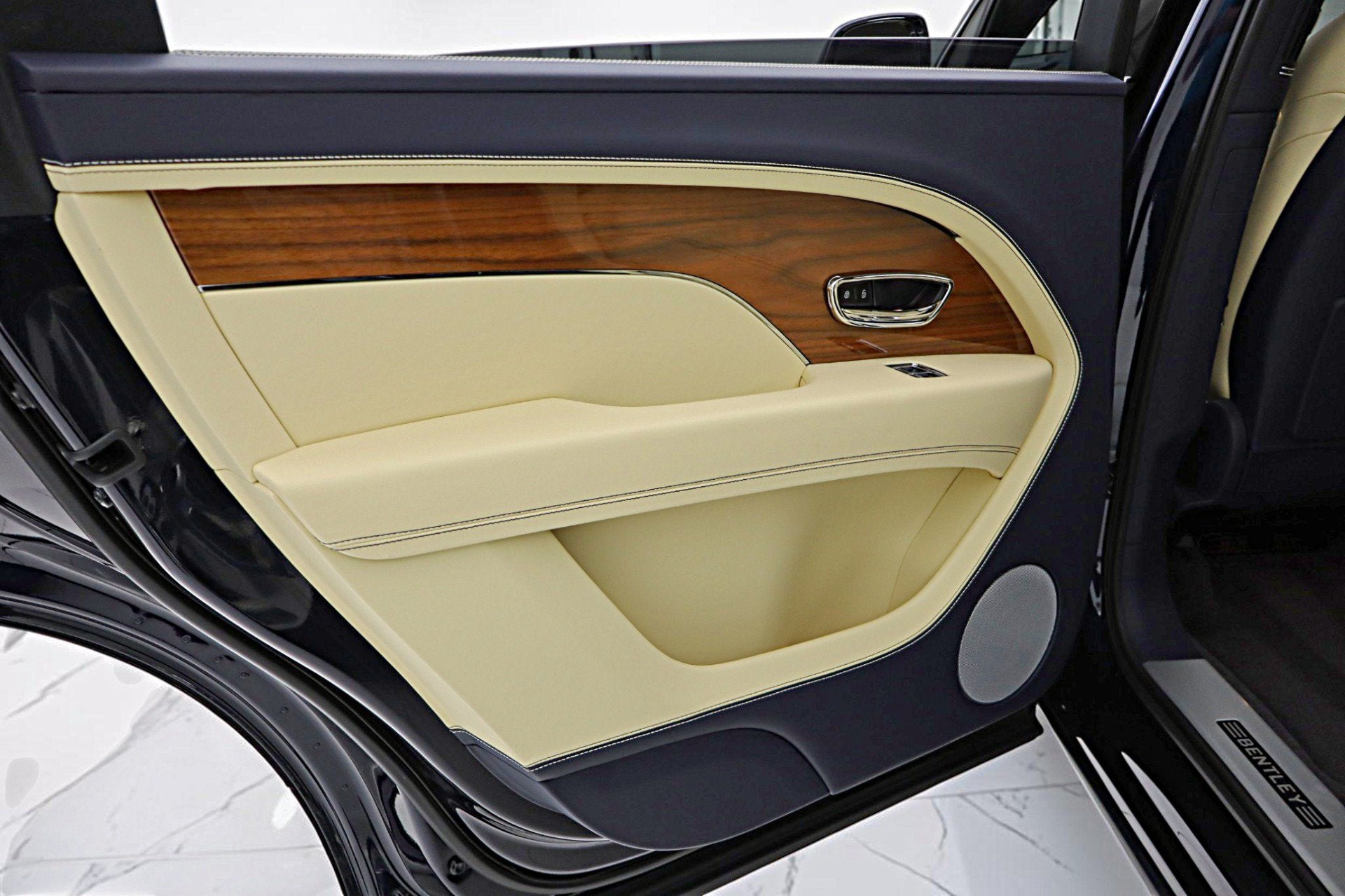 2023 Bentley Bentayga EWB V8