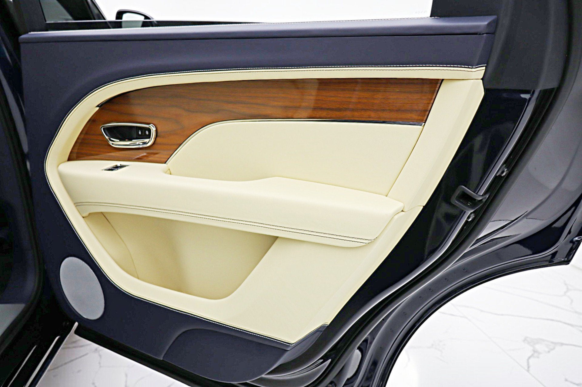 2023 Bentley Bentayga EWB V8