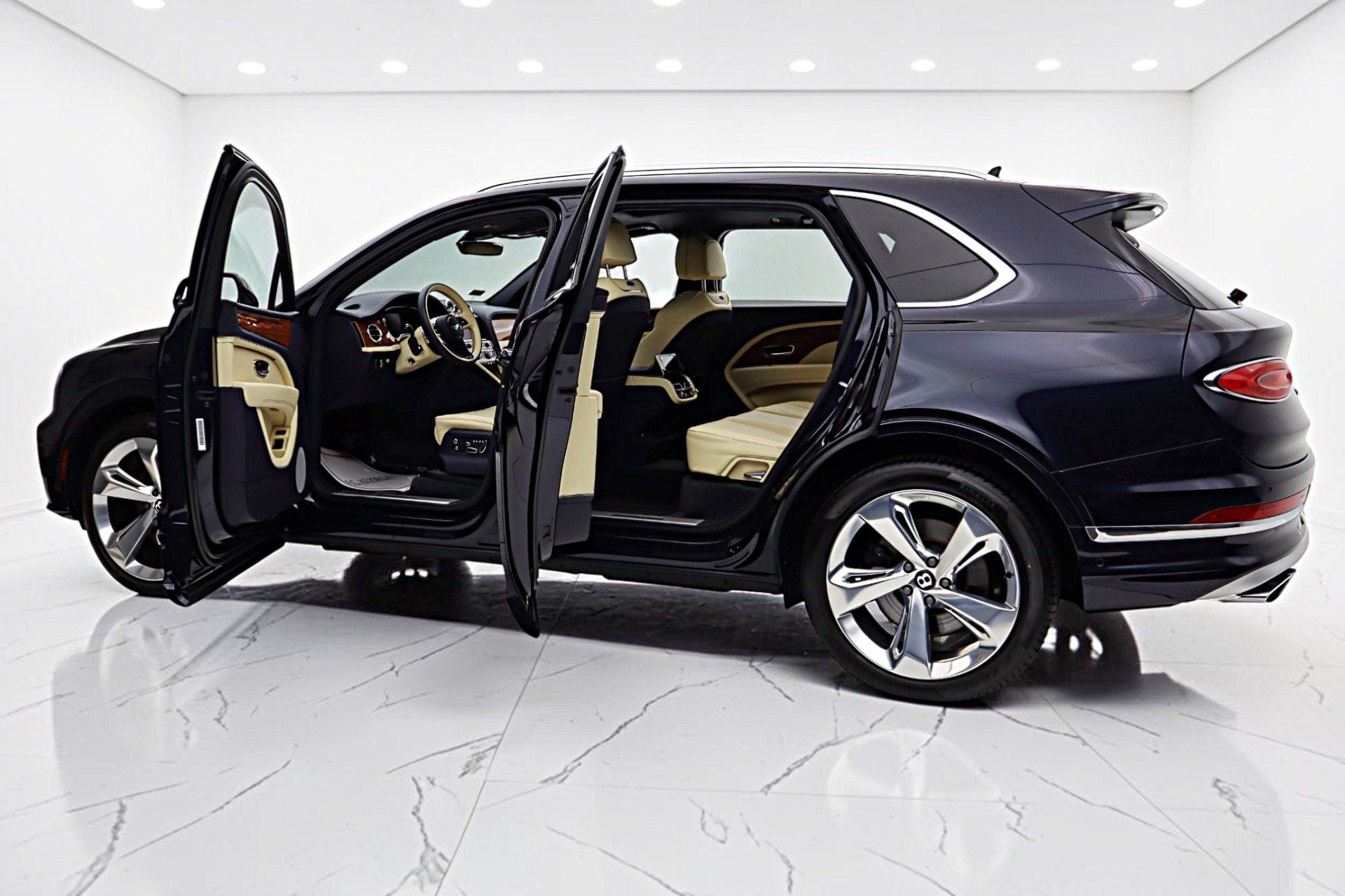 2023 Bentley Bentayga EWB V8