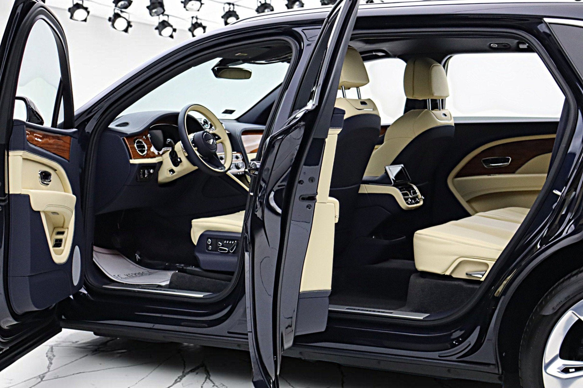2023 Bentley Bentayga EWB V8