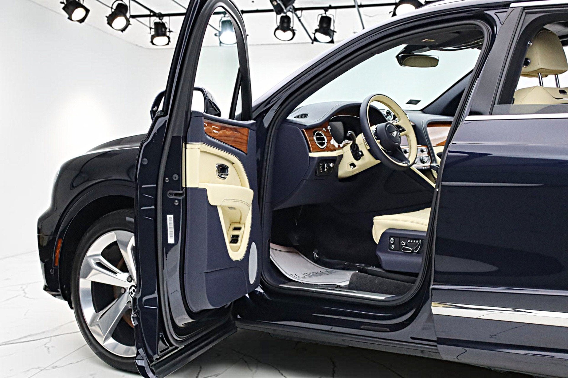 2023 Bentley Bentayga EWB V8