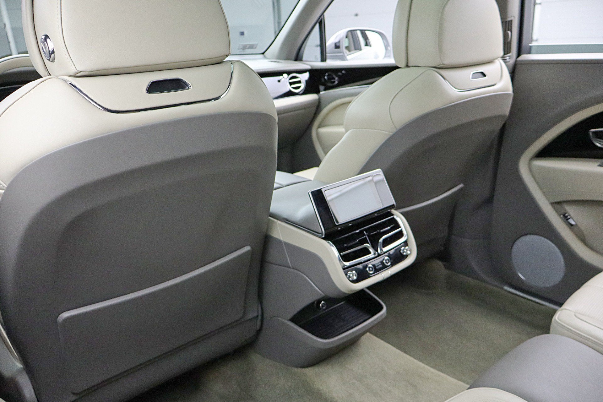 2024 Bentley Bentayga EWB V8/LEASE OPTIONS AVAILABLE