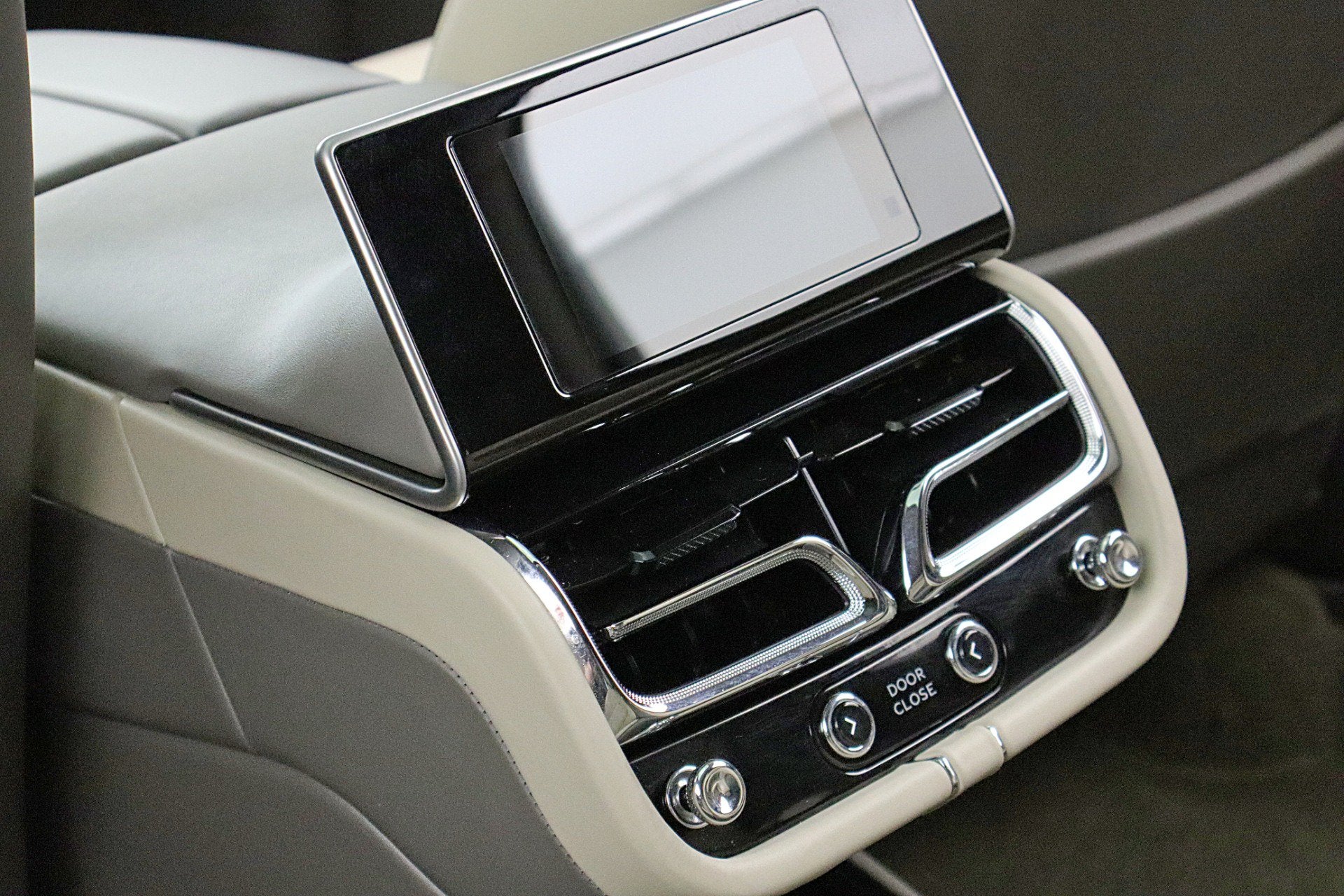 2024 Bentley Bentayga EWB V8/LEASE OPTIONS AVAILABLE