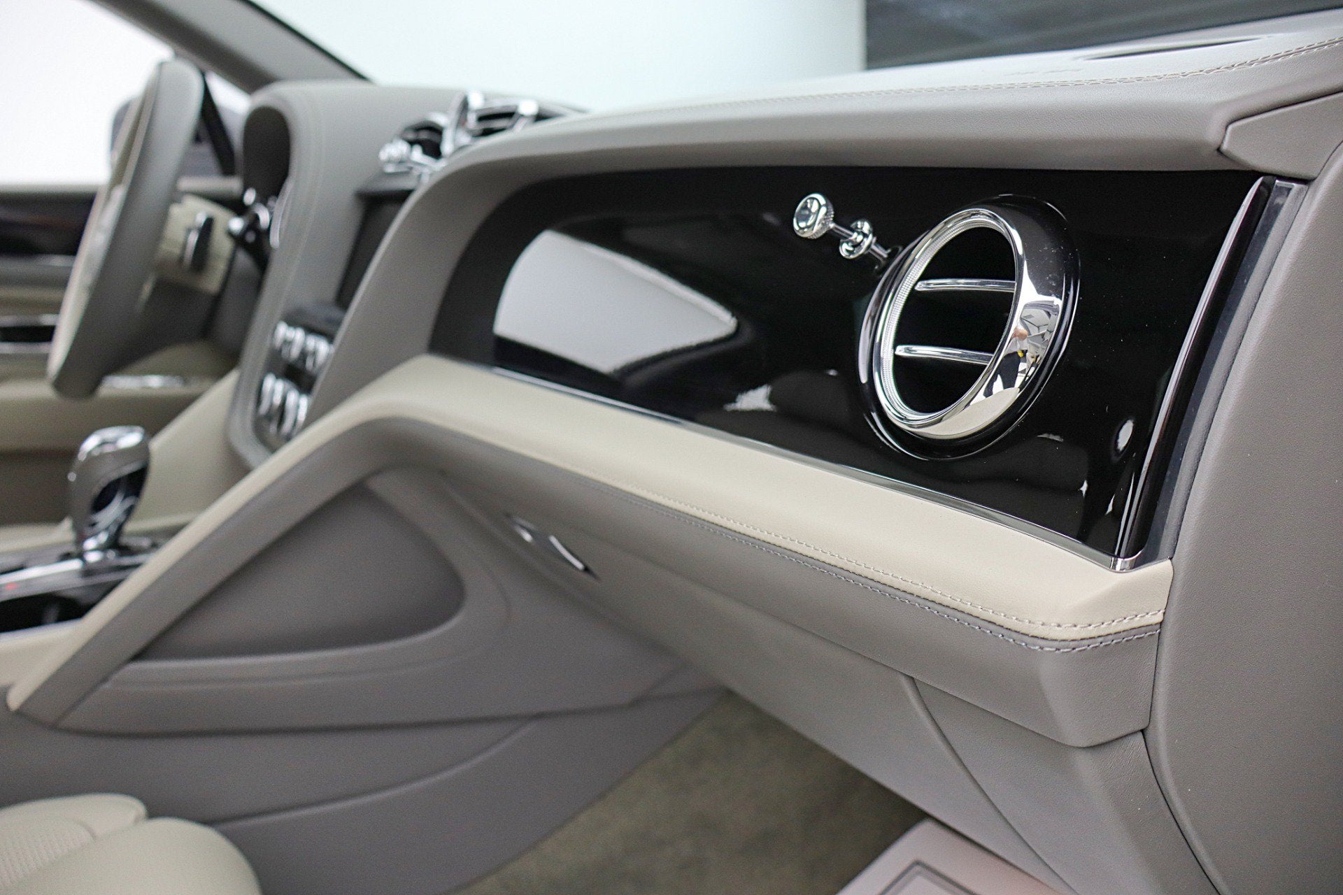 2024 Bentley Bentayga EWB V8/LEASE OPTIONS AVAILABLE