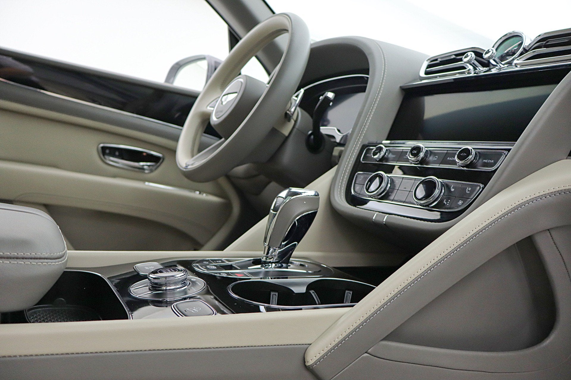 2024 Bentley Bentayga EWB V8/LEASE OPTIONS AVAILABLE