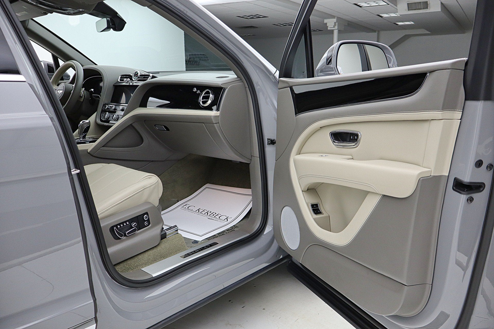 2024 Bentley Bentayga EWB V8/LEASE OPTIONS AVAILABLE