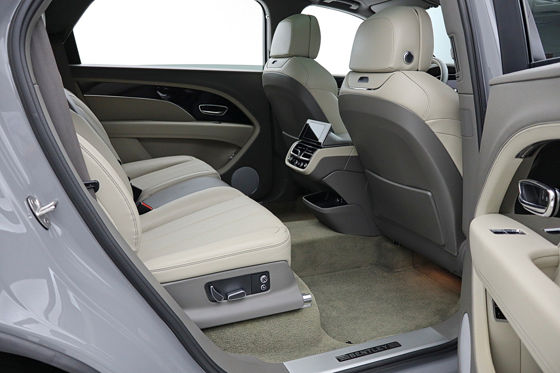 2024 Bentley Bentayga EWB V8/LEASE OPTIONS AVAILABLE