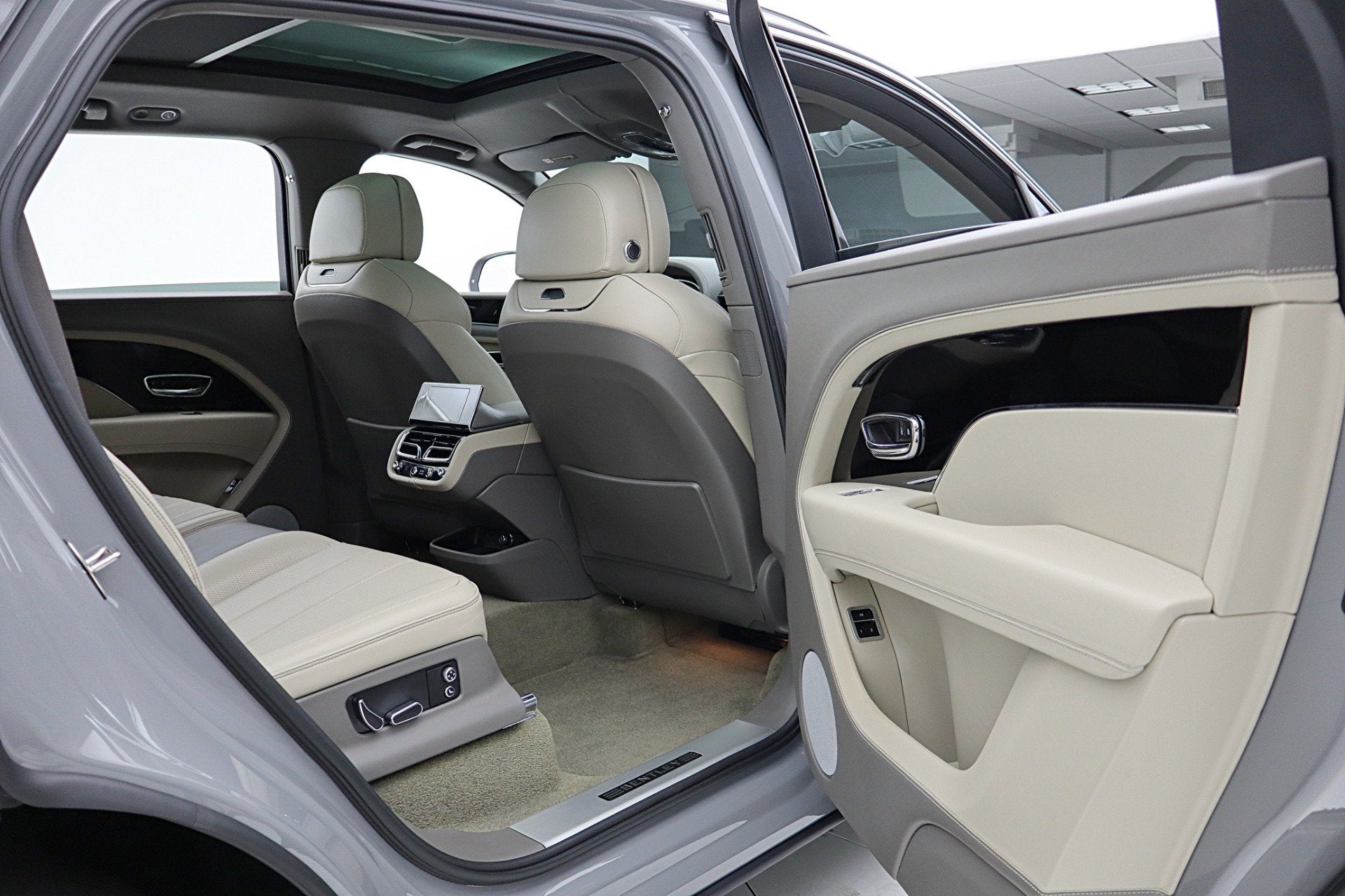 2024 Bentley Bentayga EWB V8/LEASE OPTIONS AVAILABLE