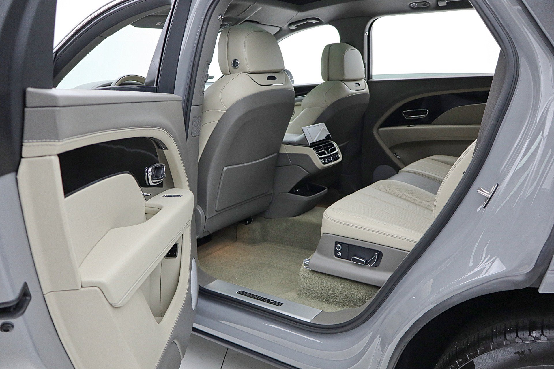 2024 Bentley Bentayga EWB V8/LEASE OPTIONS AVAILABLE