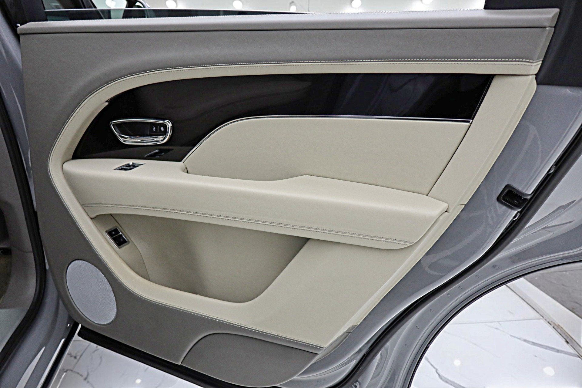 2024 Bentley Bentayga EWB V8/LEASE OPTIONS AVAILABLE