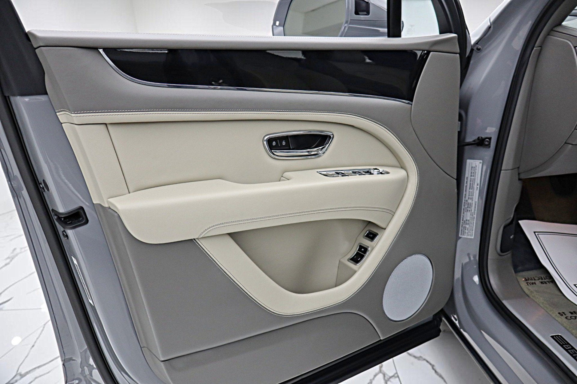 2024 Bentley Bentayga EWB V8/LEASE OPTIONS AVAILABLE