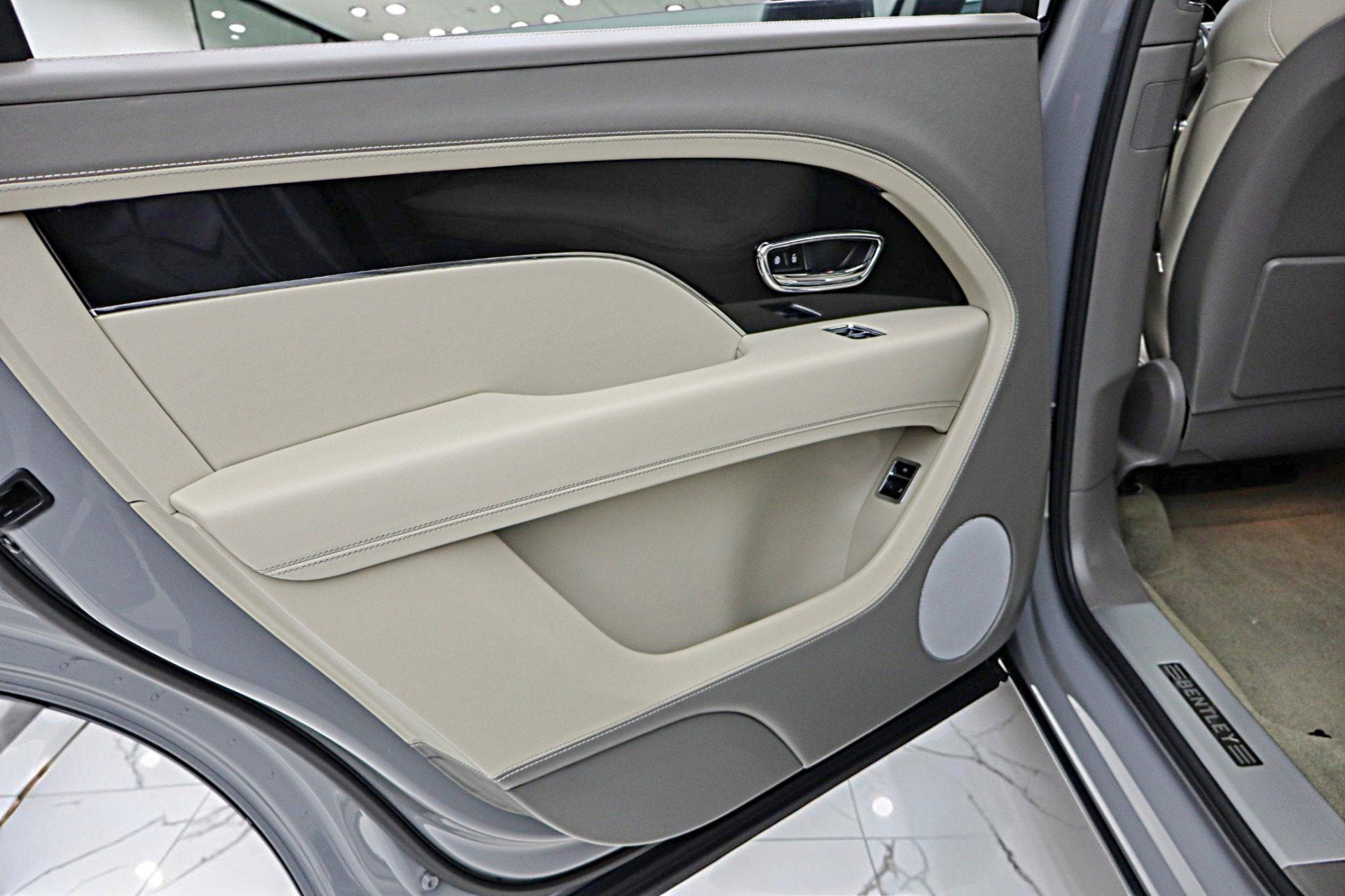 2024 Bentley Bentayga EWB V8/LEASE OPTIONS AVAILABLE