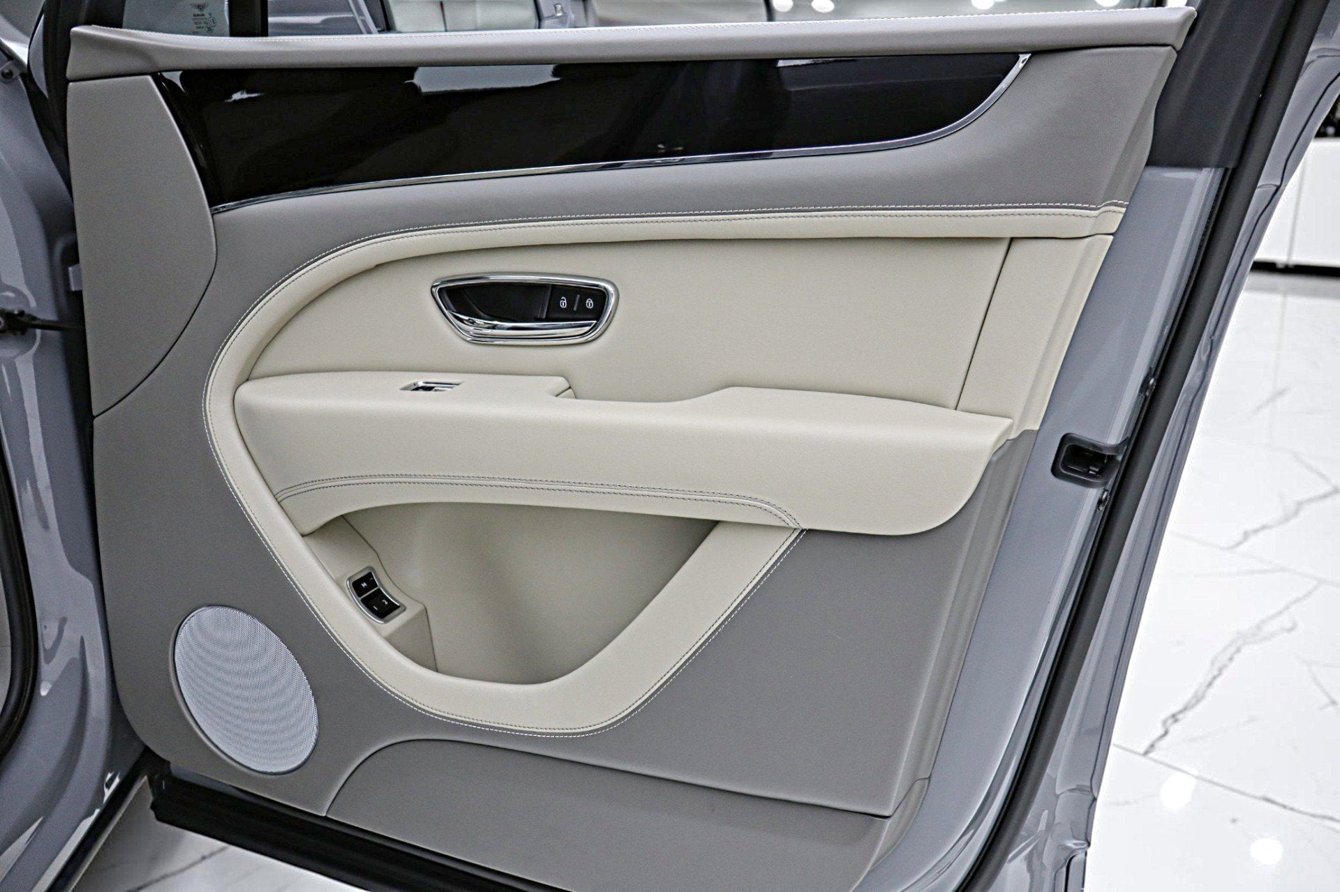 2024 Bentley Bentayga EWB V8/LEASE OPTIONS AVAILABLE