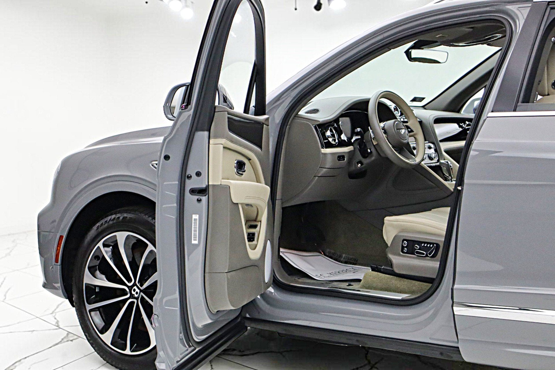 2024 Bentley Bentayga EWB V8/LEASE OPTIONS AVAILABLE