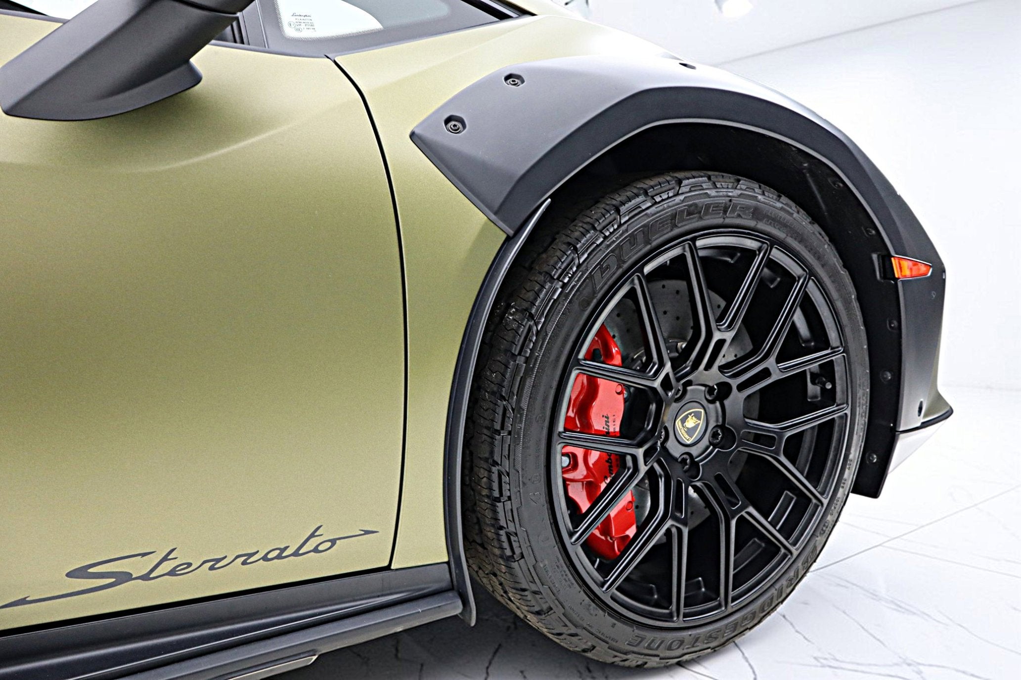 2023 Lamborghini Huracan Sterrato/SELEZIONE PRE-OWNED CERTIFIED