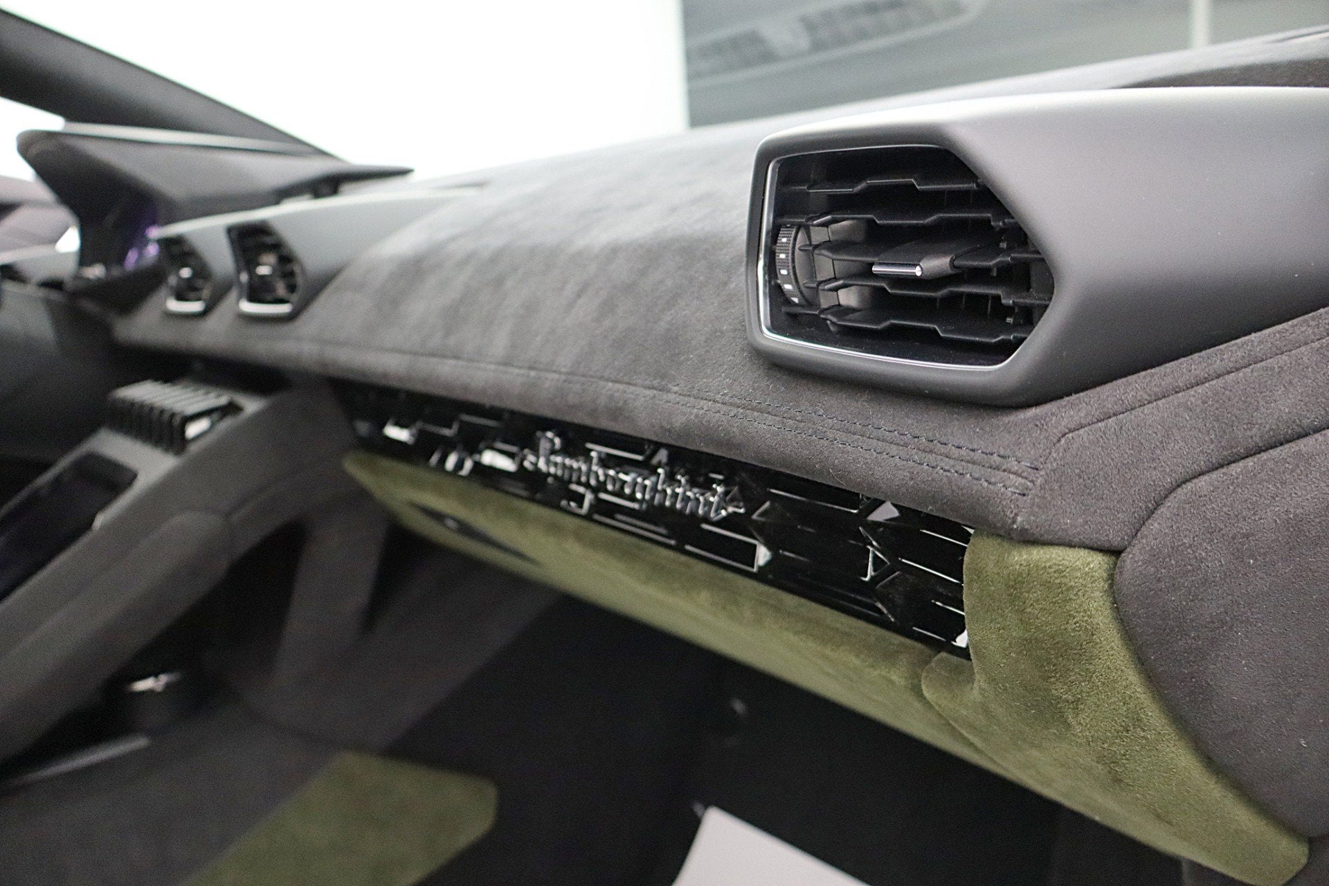 2023 Lamborghini Huracan Sterrato/SELEZIONE PRE-OWNED CERTIFIED